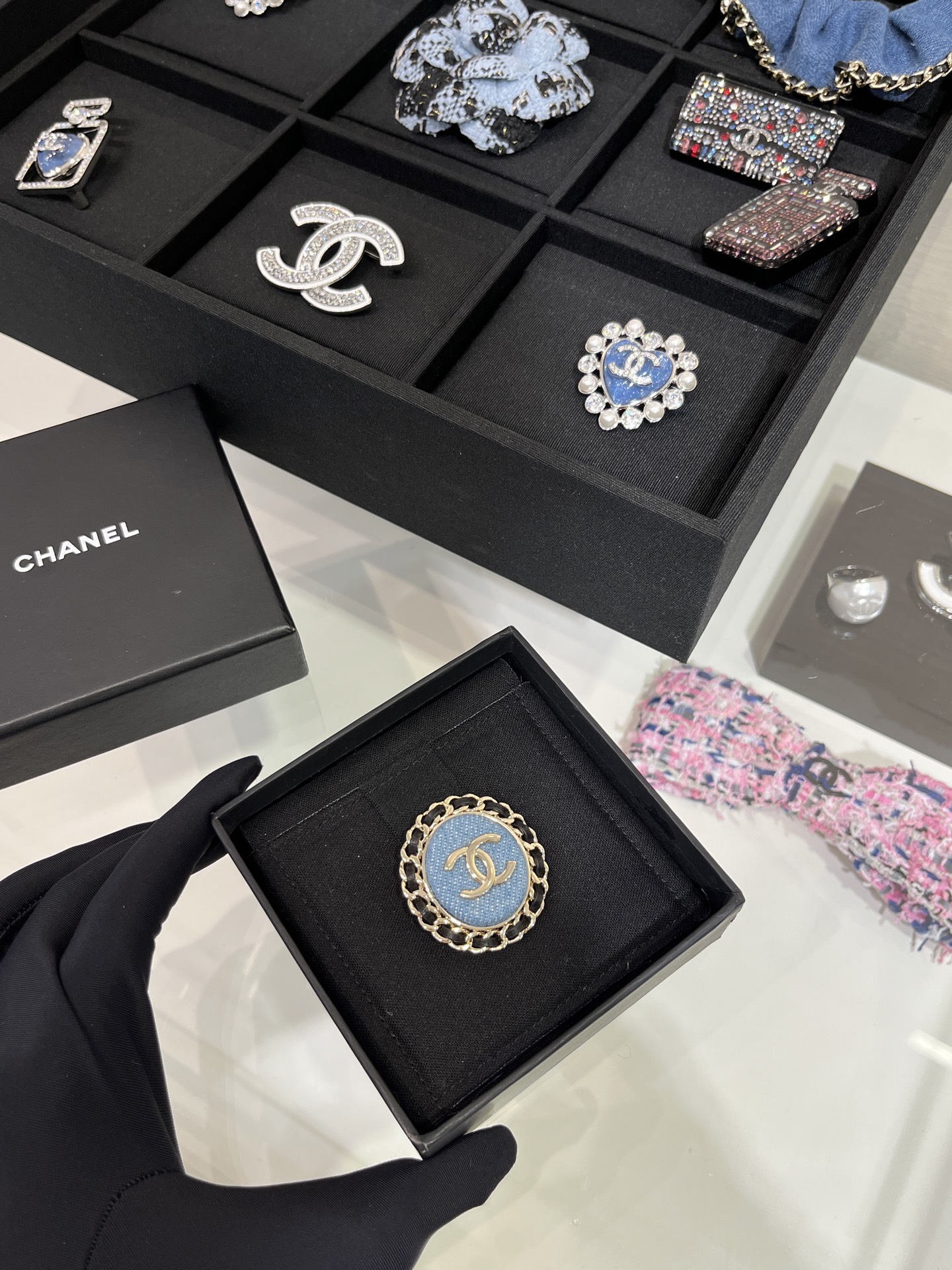 NO:634988,88180, arrived today to buy yb 25 new gold double C leather chain denim denim oval brooch. This is suitable for both boys and girls. Cool denim blue denim fabric with classic leather chain design, it is more casual and fashionable, so versatile for daily life. The same brass material as yb. Customized denim fabric, brooch, breastpin, Cardia high-end jewelry1986090988180,今日到货购入yb 25新款金色双C皮穿链丹宁牛仔椭圆形胸针 这款男生女生都适合 酷酷的 丹宁蓝色牛仔面料搭配经典皮穿链设计 多了一份休闲时髦日常太百搭了 yb一样黄铜材质 定制牛仔布面料,,brooch，breastpin,卡迪亚高端饰品,Jewelry