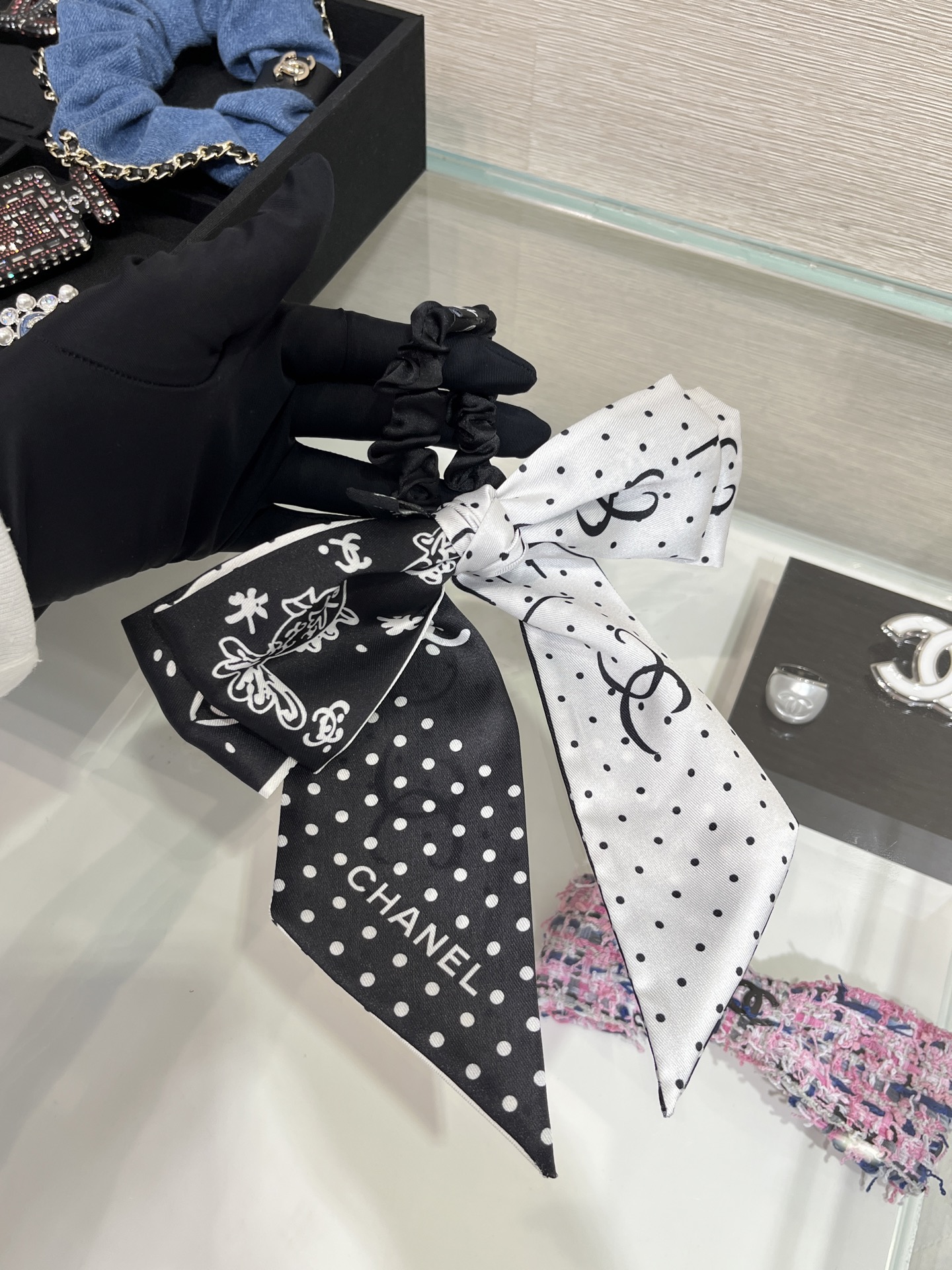 NO:633345,88180, arrived today. The princess’s new black and white color polka dot ribbon bow double C hair tie. The hair tie looks great with simple combinations. It is a practical and versatile hair accessory for daily use. You will not regret it if you close your eyes., Cardia high-end jewelry1986090988180,今日到货 公主的 新款黑白配色波点缎带蝴蝶结双C发圈 发圈简单搭配都超好看 日常实用百搭的发饰 闭眼入不后悔,,卡迪亚高端饰品,Jewelry