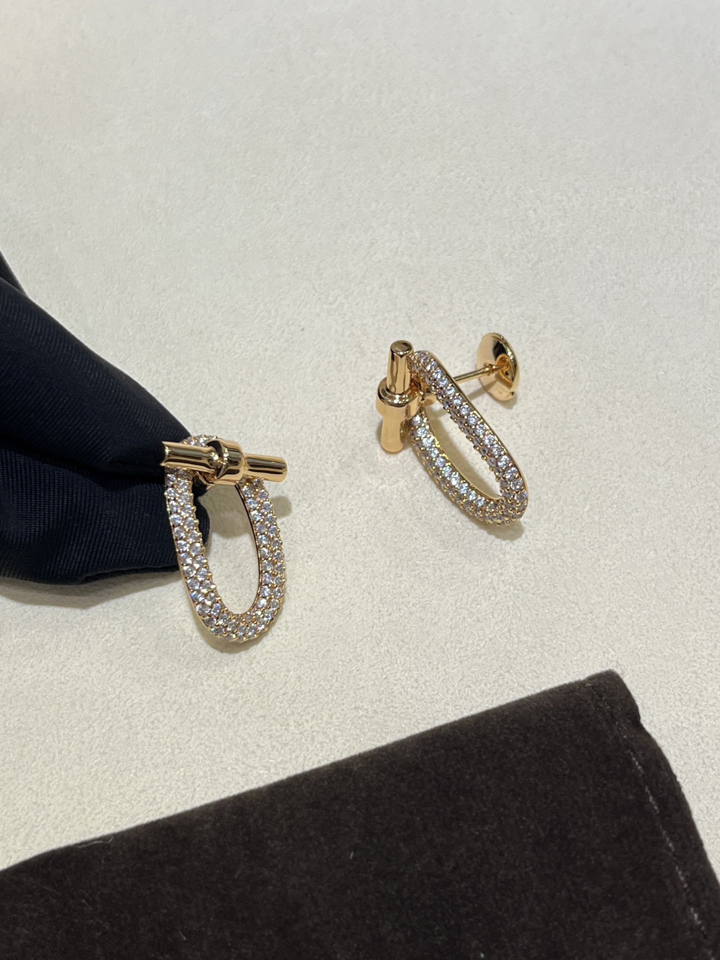 NO:635888,88320. The earrings arrived today. The new adoge series pig nose TO buckle rhinestone rose gold earrings. High-end jewelry series. The public price of zp is 24w. Simple matching gives a feeling of old money. It can be casual or formal. It is highly recommended to buy it. zk gold inlaid with real diamonds, inlaid with zircon, earrings, Cartier high-end jewelry1986090988320.今日到货耳环 新款adoge系列猪鼻子TO扣水钻玫瑰金色耳环 高级珠宝系列 zp公价要24w 简简单单搭配就很有老钱风的感觉 可休闲可正式 超级推荐买就对啦 zk金镶真钻 镶嵌锆石,,earrings,卡迪亚高端饰品,Jewelry