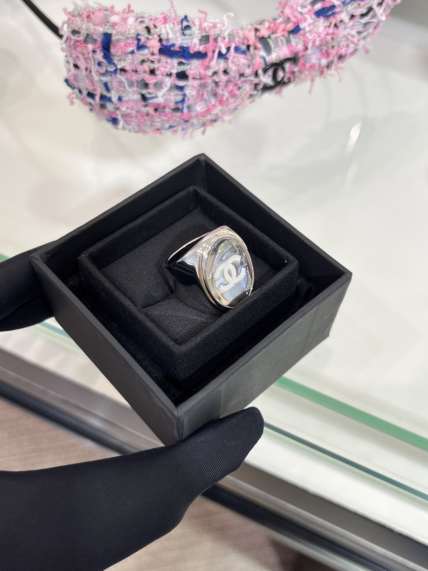 NO:633896,88180. Arrive today and buy the new yb 25s white enamel double C mirror oval button ring. The silver and white color matching is unlimited, it is extremely fashionable. It has a bit of vintage flavor and is perfect for summer matching. The size is US 6-7-8. The same brass material as yb. Enamel craftsmanship. A must-have. Ring, Cartier high-end jewelry1986090988180.今日到货购入yb 25s新款白色珐琅双C镜面椭圆纽扣戒指 银白配色搭配无限制简直时髦到爆 有点vintage的味道 太适合了夏天搭配啦 尺码size美码6-7-8码 yb一样黄铜材质 珐琅工艺 爆款必入,,ring,卡迪亚高端饰品,Jewelry