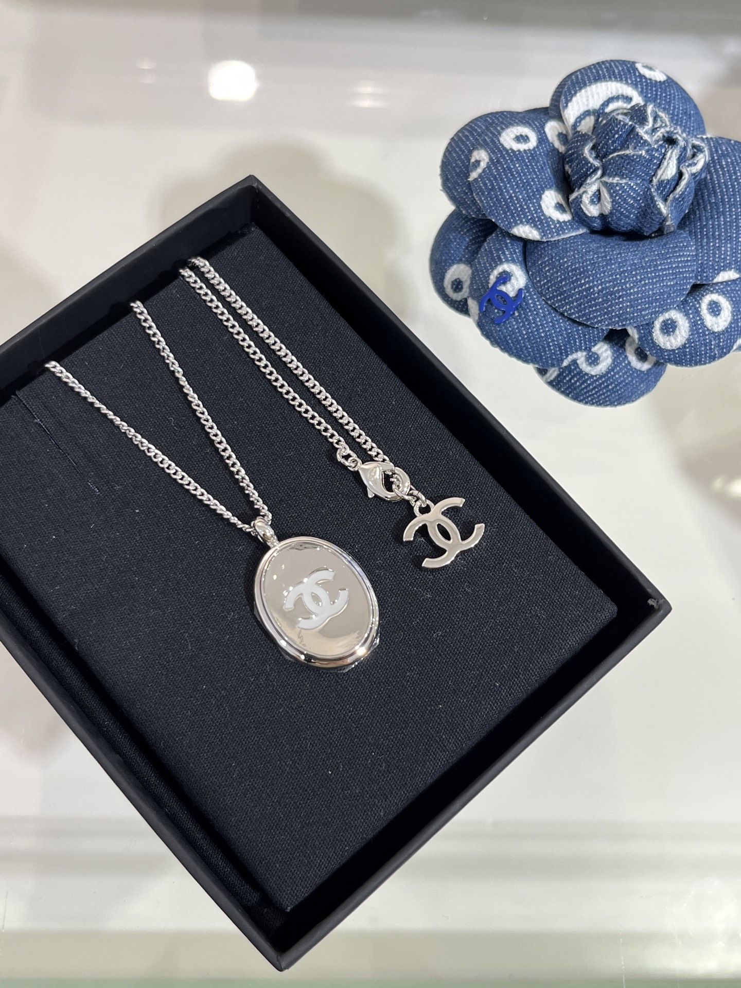 NO:634584,The small size arrived today. The top version. 25s new white enamel double C mirror oval button necklace. Unlimited silver and white color combinations are so fashionable. The length can be adjusted. The small size is more suitable for daily wear. The same brass material as yb. Enamel craftsmanship. The necklace comes with a packaging box. A must-have, necklace, Cartier high-end jewelry.19860909今日到货小号 顶级版本 25s新款白色珐琅双C镜面椭圆纽扣项链 银白配色搭配无限制简直时髦到爆 长度可以调节 小号更适合日常佩戴 yb一样黄铜材质 珐琅工艺 项链带包装盒 爆款必入,,necklace,卡迪亚高端饰品,Jewelry