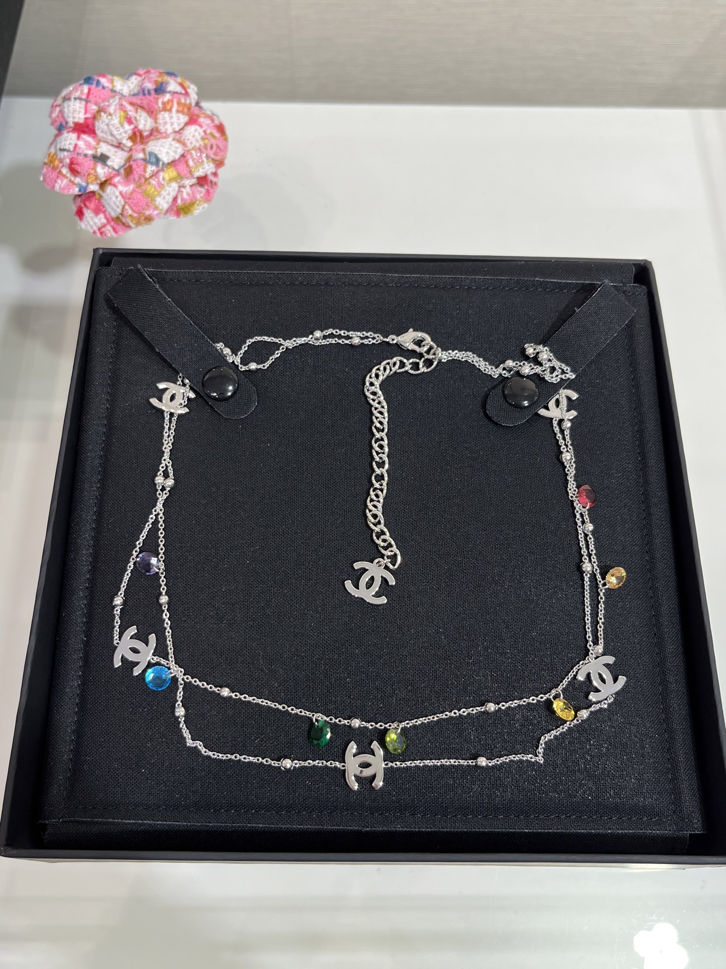 NO:634569,88260, the second-hand model arrived today. Colored crystal silver double C double layer necklace. Colored crystal with silver cc. It is perfect for summer. The double layer design is like stacking, full of youthful vitality. Z consistent brass material. Necklace comes with picture packaging, necklace, Cartier high-end jewelry.1986090988260,今日到货中古款  彩色水晶银色双C双层项链 彩色水晶搭配银色cc 太适合夏天啦 双层设计很像叠戴青春活力值拉满 z一致黄铜材质 项链带图片包装,,necklace,卡迪亚高端饰品,Jewelry