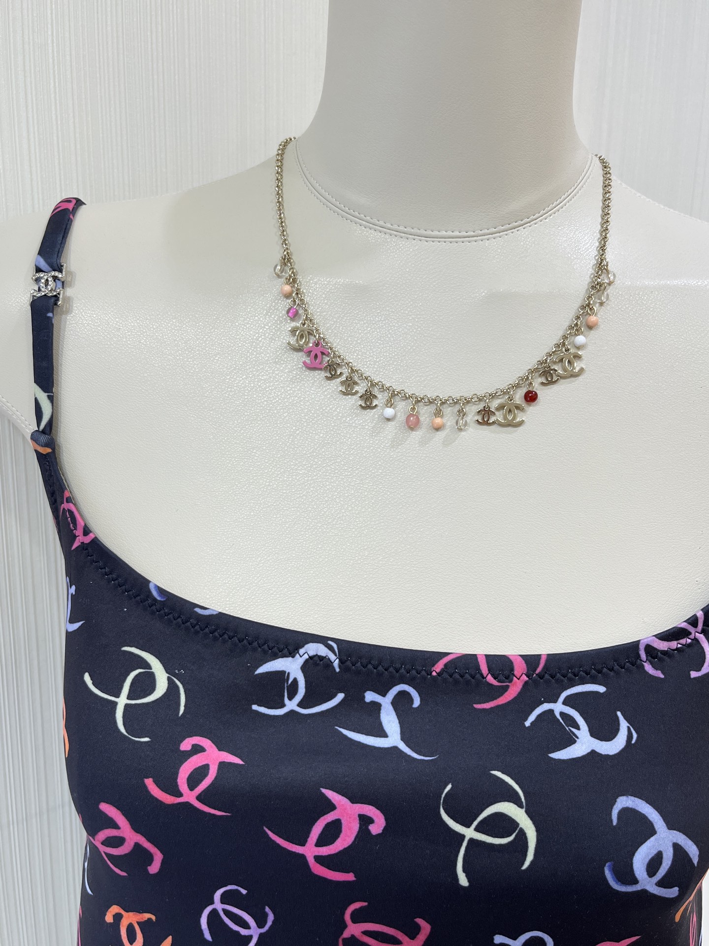 NO:634563,88260, the second-hand model arrived today. Colorful enamel double C ball bead pendant necklace. Colorful beads with enamel cc. It is perfect for summer. It is full of energy and feels like a y2k millennial hottie. The necklace is available in two colors: blue and pink. It is made of the same brass material. The necklace comes with picture packaging, necklace, Cartier high-end jewelry.1986090988260,今日到货中古款  彩色珐琅双C圆珠吊坠项链 彩色珠子搭配珐琅cc 太适合夏天啦 活力满满又很有y2k千禧辣妹的感觉 项链两色可选蓝色 粉色 z一致黄铜材质 项链带图片包装,,necklace,卡迪亚高端饰品,Jewelry