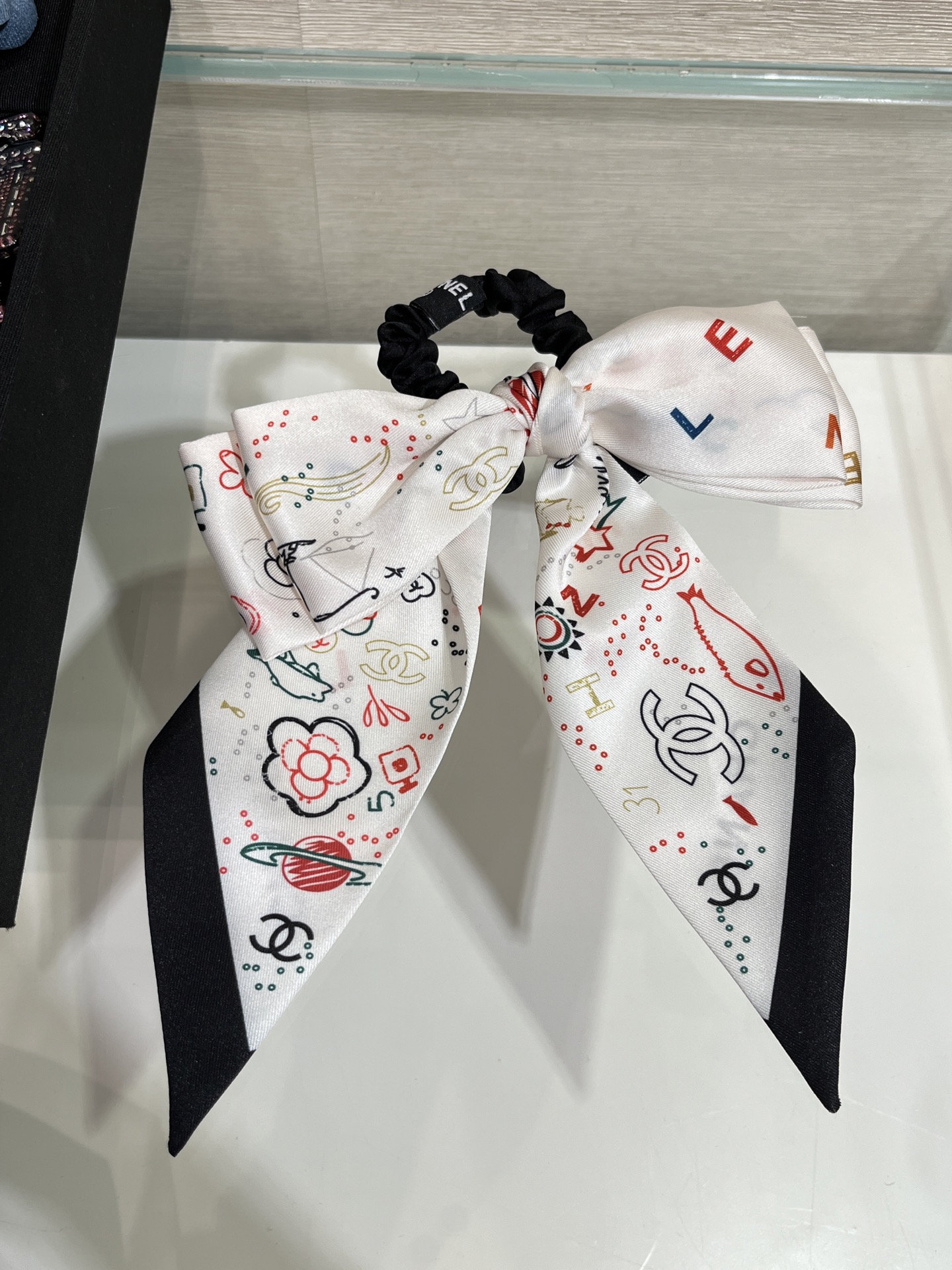 NO:633343,88180, arrived today. The princess's new ribbon bow double C hair tie. The hair tie looks great with simple combinations. It is a practical and versatile hair accessory for daily use. You will not regret it if you close your eyes., Cardia high-end jewelry1986090988180,今日到货 公主的 新款缎带蝴蝶结双C发圈 发圈简单搭配都超好看 日常实用百搭的发饰 闭眼入不后悔,,卡迪亚高端饰品,Jewelry