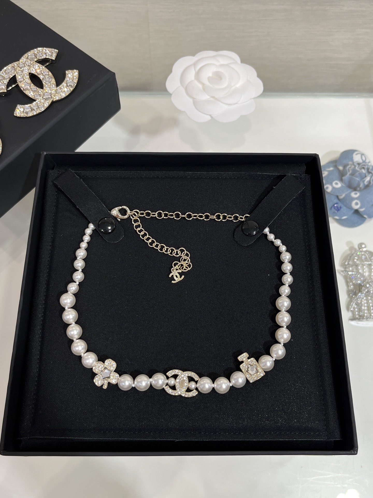 NO:635821,88260 The top version arrived today 25 new star crystal double c pearl necklace choker perfume bottle clover crystal cc combination with pearl chain is very gold-like. The length can be adjusted, the classic design is timeless. YB same brass material Swarovski crystal, customized pearls necklace with packaging box, necklace, Cartier high-end jewelry1986090988260 今日到货顶级版本 25新款星星水晶双c珍珠项链choker 香水瓶幸运草水晶cc的组合 搭配珍珠链条非常有千金感 长短可以调节,经典设计不过时 yb一样黄铜材质施华洛水晶,定制珍珠 项链带包装盒,,necklace,卡迪亚高端饰品,Jewelry