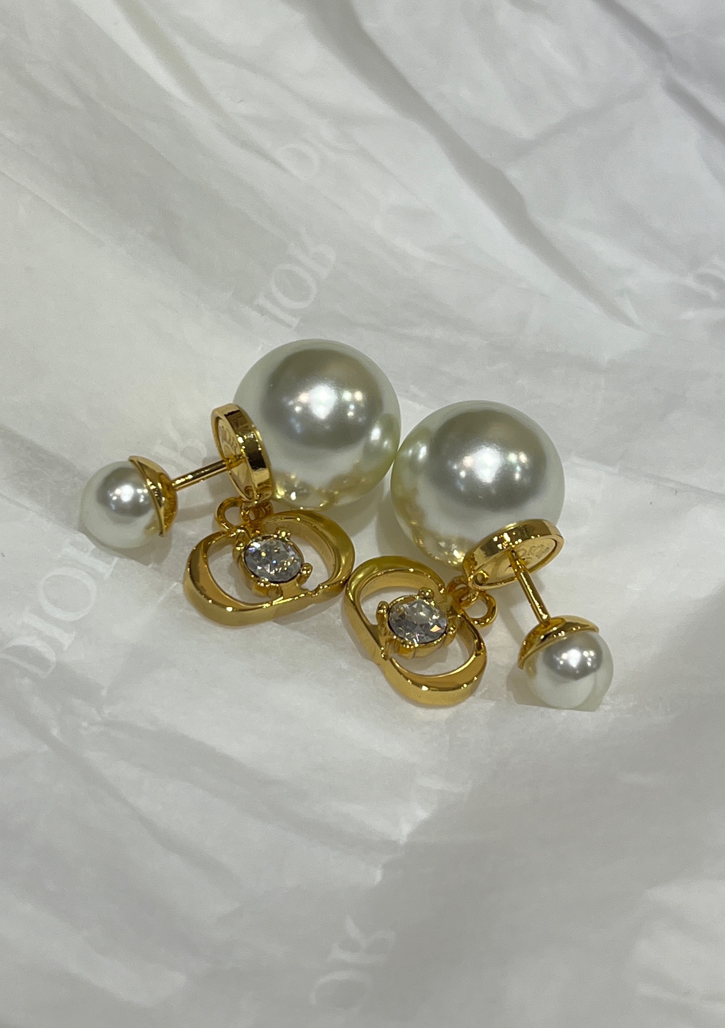 NO:635890,88180, arrived today to purchase yb's 25 new gold CD rhinestone pearl double ball stud earrings. The CD is embellished with a large rhinestone in the middle. Smart and playful. The classic double ball style is very gold-like. The upper ear is very beautiful. The same brass material as yb. Swarovski Phantom Diamond. Customized pearls. Stud earrings, earrings, Cardia high-end jewelry.1986090988180,今日到货购入yb 25年新款金色CD水钻珍珠双球耳钉 CD中间点缀一颗大水钻 灵动又俏皮 经典双球款式非常有千金感 上耳很美 yb一样黄铜材质 施华洛魅影钻 定制珍珠 耳钉耳环,,earrings,卡迪亚高端饰品,Jewelry