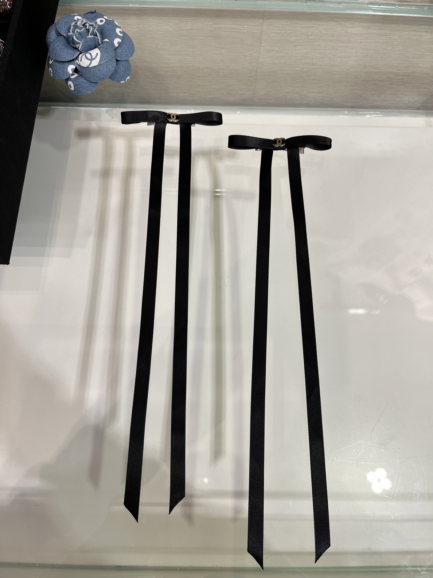 NO:634900,88190. A set of 2 hairpins arrived today. 25 new gold double C black bow hairpins and duckbill clip set. The long ribbon bow has a delicate and elegant feeling. It is matched with the golden small double C. It is simple, attractive and versatile. The duckbill clip is very convenient for styling. It looks so good on the upper body. Hairpins and hairpins with pictures of the original packaging box, hairpins, Cardia high-end jewelry1986090988190.今日到货发夹一套2只 25新款金色双C黑色蝴蝶结发夹鸭嘴夹套装 长款丝带蝴蝶结精致又很飘逸的感觉 搭配金色小双C 简简单单 耐看百搭 鸭嘴夹做造型很方便 上身太好看啦 发夹发卡带图片原版包装盒,,hairpins,卡迪亚高端饰品,Jewelry