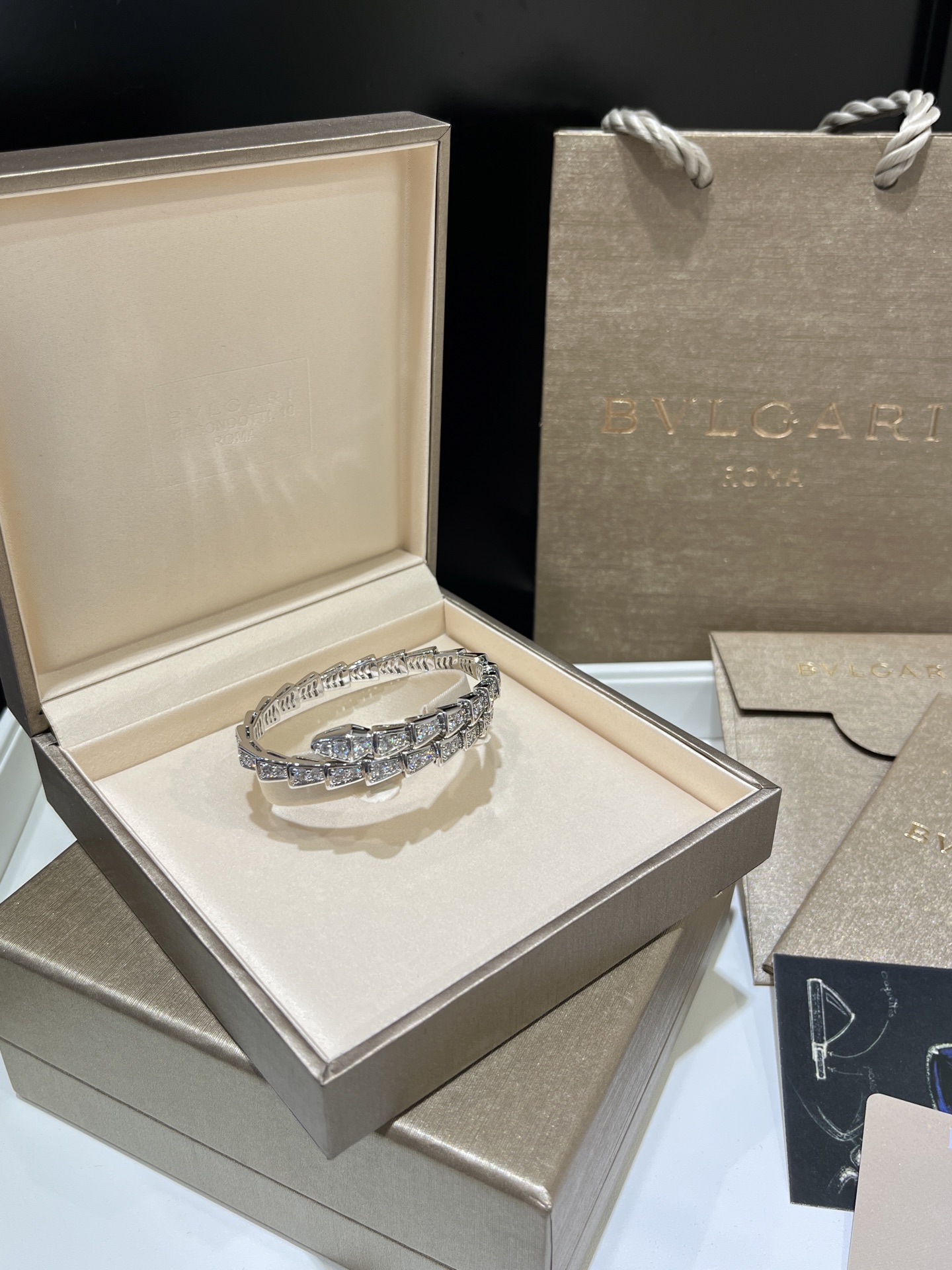 NO:634867,88350, white gold arrived today. Jewelry series to attract wealth, full of diamonds and elastic snake bracelet. Elegant snake shape. Must-have jewelry for dinner. z18k real gold and real diamonds. Official website price is 32 w. Customized gold-plated copper material, inlaid with zircon, size m. Bvlgari bracelet comes with full package, bvlgari, bracelet, gold plating, Cartier high-end jewelry.1986090988350,今日到货白金色 珠宝系列招财灵动满钻弹力灵蛇手镯 大气优雅的灵蛇造型 晚宴必备珠宝 z18k真金真钻 官网价格32个w 定制铜镀金材质,镶嵌锆石,尺寸m 宝格丽手环送全套包装,,bvlgari,bracelet,gold plating,卡迪亚高端饰品,Jewelry