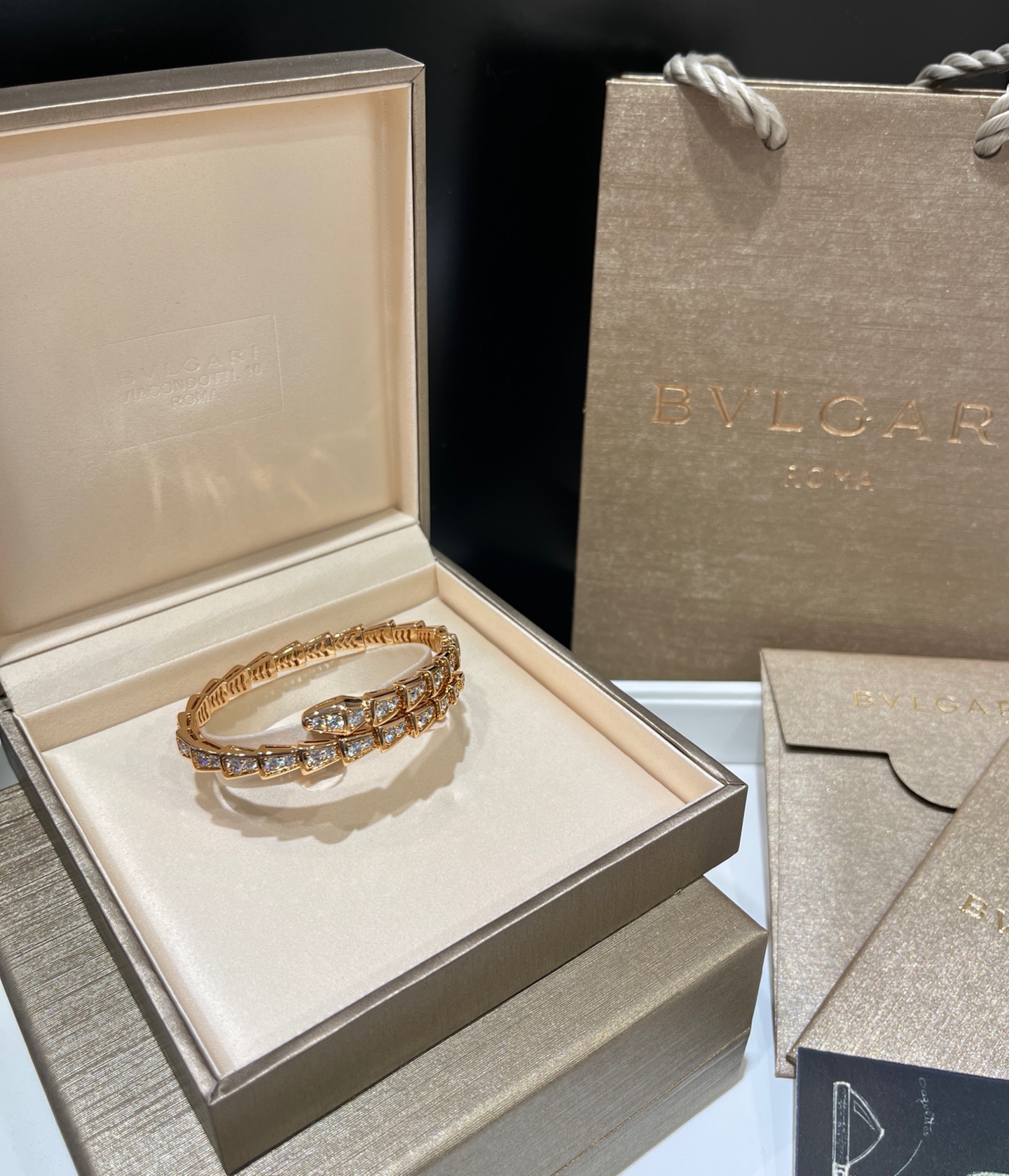 NO:634861,Special offer 88350. Rose gold arrived today. Jewelry series to attract wealth, full of diamonds and elastic snake bracelet. Elegant snake shape. Must-have jewelry for dinner. z18k real gold and real diamonds. Official website price is 30pcs. Customized gold-plated copper material, inlaid with zircon, size m. Bvlgari bracelet comes with full package, bvlgari, bracelet, gold plating, Cartier high-end jewelry.19860909特惠88350 今日到货玫瑰金色 珠宝系列招财灵动满钻弹力灵蛇手镯 大气优雅的灵蛇造型 晚宴必备珠宝 z18k真金真钻 官网价格30个w 定制铜镀金材质,镶嵌锆石,尺寸m 宝格丽手环送全套包装,,bvlgari,bracelet,gold plating,卡迪亚高端饰品,Jewelry