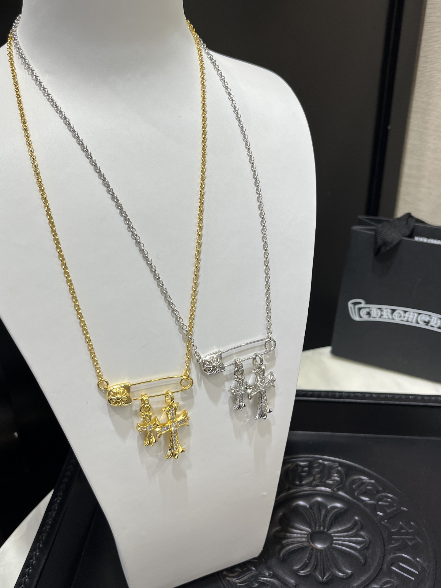 NO:856992,88240 Arrival today. Croix Heart classic brooch pendant diamond double cross necklace. Can be matched on both sides. The two pendants can be removed. Multiple wearing methods. Whichever way you match it looks good!  Gold-plated brass material, gold & silver, two colors available, necklace strap, complete package, chrome hearts, necklace, gold plating, Cartier high-end jewelry1986090988240 今日到货 克罗心 经典款别针吊坠镶钻双十字架项链 双面均可搭配 两个吊坠可以取下来 多种佩戴方式 怎么搭怎么好看的款！ 黄铜镀金材质 金色&银色 两个颜色可选 项链带 全套包装,,chrome hearts,necklace,gold plating,卡迪亚高端饰品,Jewelry