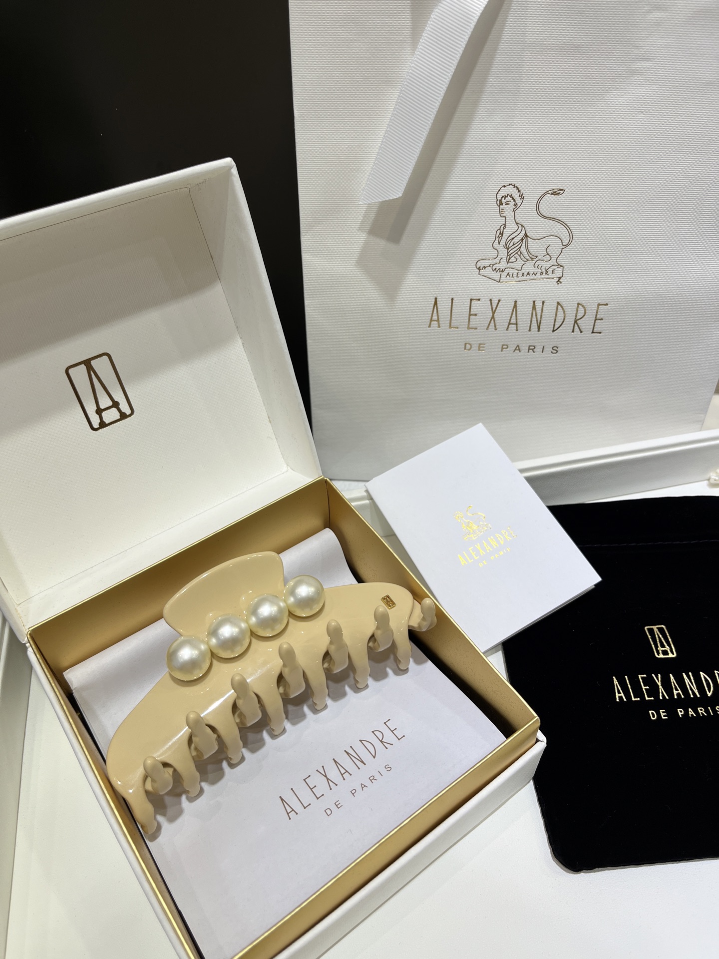 NO:633069,88180, today’s new purchase yb beige Alexandre Alexandre Jade Bead Series Large Shark Clip Pearl Beige Large Clip, safe for those with heavy hair. Large size length 11cm z Customized model with low price Customized with the same material as yb, clear engraving, Cartier high-end jewelry1986090988180,今日新品购入yb 米色 Alexandre亚历山大 玉珠系列大号鲨鱼夹 珍珠米色大号抓夹,发量多的放心冲 大号长度11cm z 定制款小价位 yb一样材质定制,刻字清晰,,卡迪亚高端饰品,Jewelry