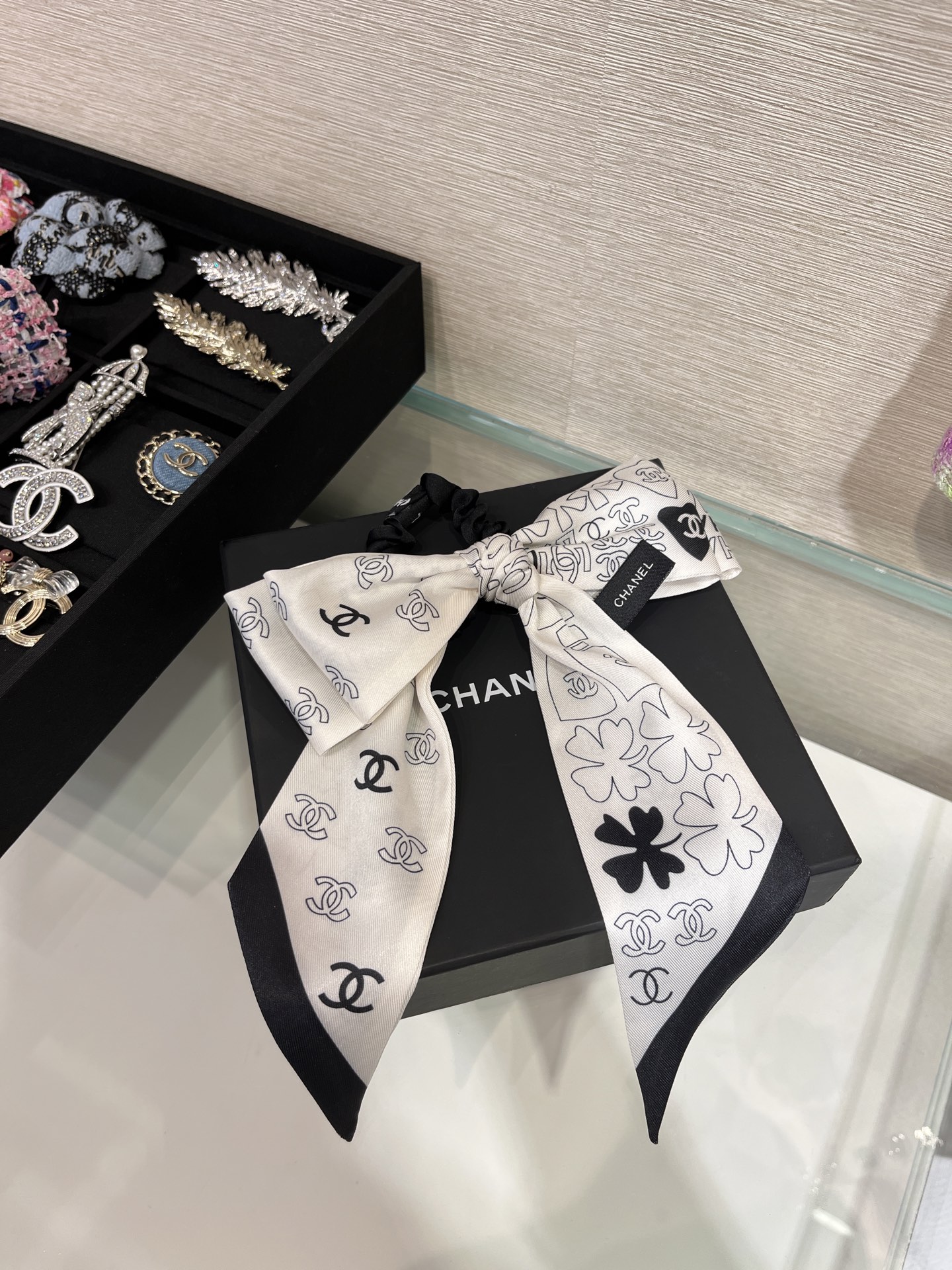 NO:633542,88180, arrived today. The princess’s new black and white color satin ribbon bow clover double C hair tie. The hair tie looks great with simple combinations. It is a practical and versatile hair accessory for daily use. You will not regret it if you close your eyes. Hair tie, hair tie, Cardia high-end jewelry1986090988180,今日到货 公主的 新款黑白配色缎带蝴蝶结幸运草双C发圈 发圈简单搭配都超好看 日常实用百搭的发饰 闭眼入不后悔 发圈头绳发绳,,卡迪亚高端饰品,Jewelry