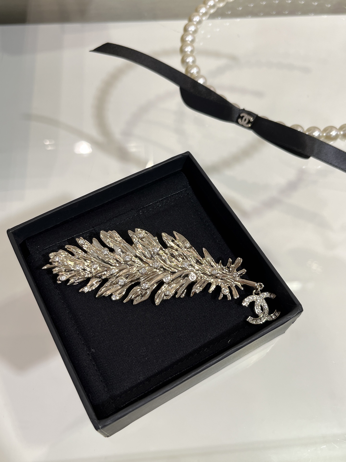 NO:633166,88230 Swarovski crystal arrived today. 25s new gold full diamond double C feather brooch. It looks like bird feathers and wheat leaves. It has a sense of jewelry. The details of the small diamonds dotted on the feathers are so exquisite. It has the temperament of a rich girl. It is beautiful when worn alone or stacked. It is made of brass like yb. Swarovski diamonds. Top version, brooch, breastpin, Cardia high-end jewelry.1986090988230今日到货施华洛水晶 25s新款金色满钻双C羽毛胸针 像飞鸟羽毛 又像麦穗叶子 很有珠宝感 羽毛上点缀星星点点的小钻细节太精致了 非常有富家千金气质 单戴叠戴都绝美 yb一样黄铜材质 施华洛钻 顶级版本,,brooch，breastpin,卡迪亚高端饰品,Jewelry