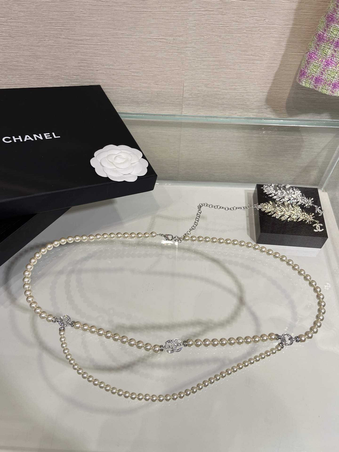 NO:635760,88360 arrived today with the same style of waist chain from the show. 25s new silver full diamond double C ring pearl double layer waist chain. Full diamond cc ring super flash with pearl chain is very classic. It can be worn on the upper body to modify the proportion of the body. It is very suitable for concave shape. yb same brass material customized pearl crystal. Waist chain with picture packaging, Cardia high-end jewelry1986090988360今日到货秀场同款腰链 25s新款银色满钻双C圆环珍珠双层腰链 满钻cc圆环超级闪搭配珍珠链条很经典 佩戴上身修饰身材比例 很适合凹造型 yb一样黄铜材质定制珍珠水晶 腰链带图片包装,,卡迪亚高端饰品,Jewelry