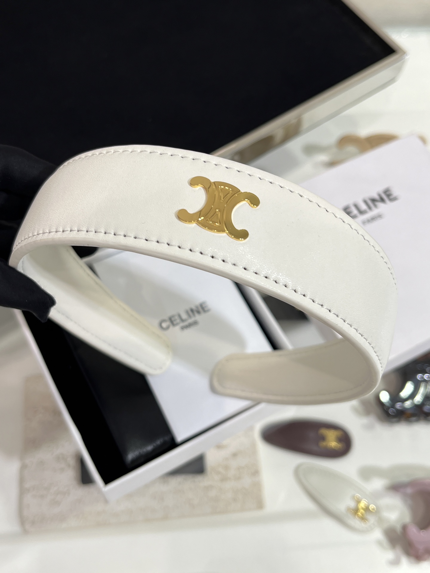 NO:633124,88190, unpackaged today’s new hairband. 25 years new golden Arc de Triomphe white leather wide headband. The white headband looks clean and high-end when worn on the upper body. A must-have accessory for a wealthy daughter. Full accent. Shows casual and fashionable sense. Customized model with low price and close your eyes. Made of the same brass as yb, high-end Cartier jewelry.1986090988190,无包装今日新品发箍 25年新款金色凯旋门白色皮面宽版发箍 白色发箍佩戴上身显得气质干净又高级 富家千金必备配饰 腔调满分 展现休闲时髦感 定制款小价位闭眼入 yb一样黄铜材质,,卡迪亚高端饰品,Jewelry