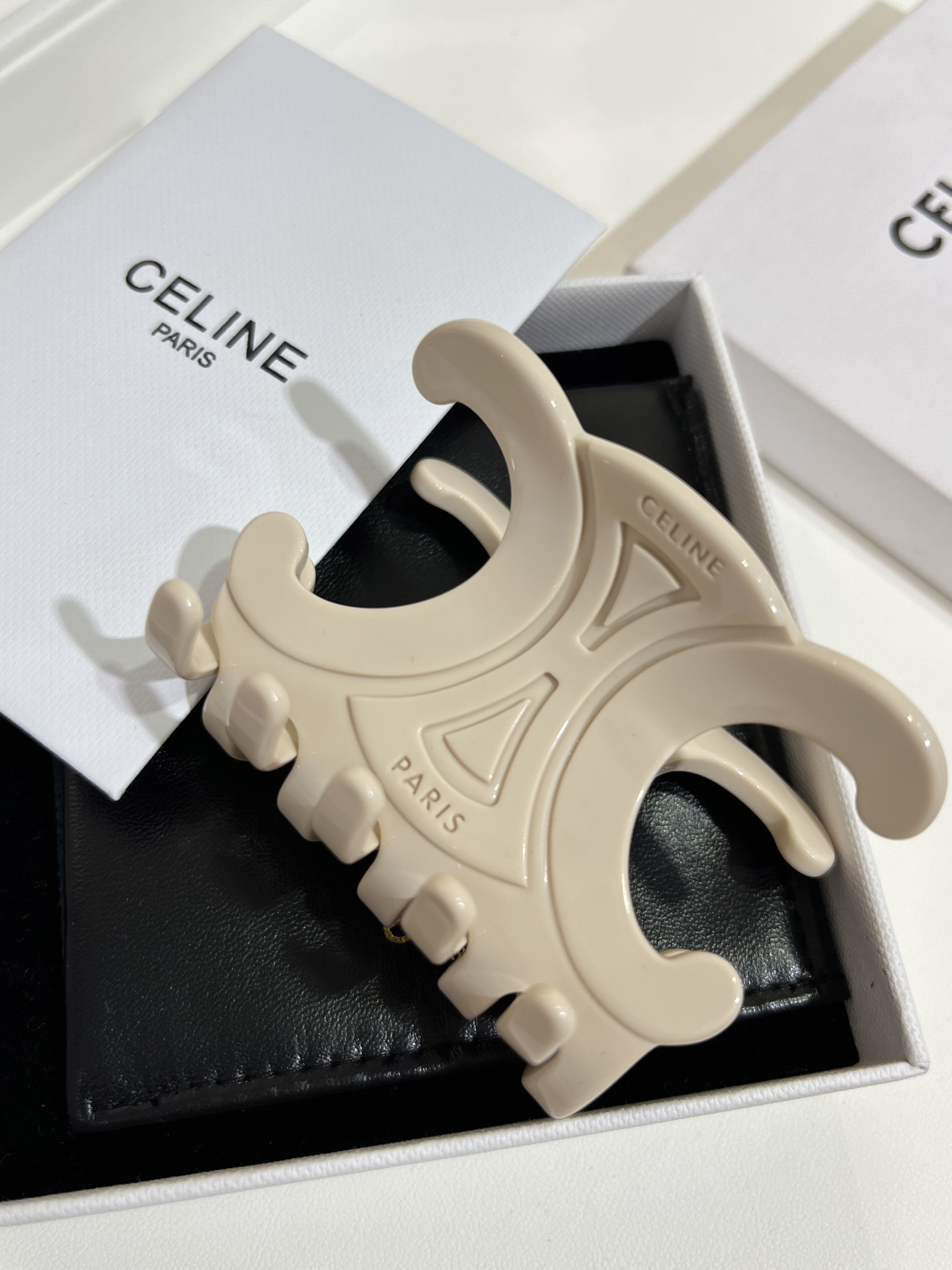 NO:633113,The single clip is 88180, arrived today. The new white large Arc de Triomphe hairpin shark clip. The ivory white color is so gentle. It is so versatile for daily use. It is very elegant when you clip it casually. You will have a fluffy and high skull immediately. It is easy and easy to use. It is a daily must-have for fair and beautiful people all year round. Hairpins, Cartier high-end jewelry19860909抓夹单个88180,今日到货 新款白色大号凯旋门发夹鲨鱼夹 巨显温柔的象牙白色 日常太百搭啦 随意一夹很气质 立马拥有蓬松高颅顶 上手方便简单 白富美们一年四季日常必备,,hairpins,卡迪亚高端饰品,Jewelry