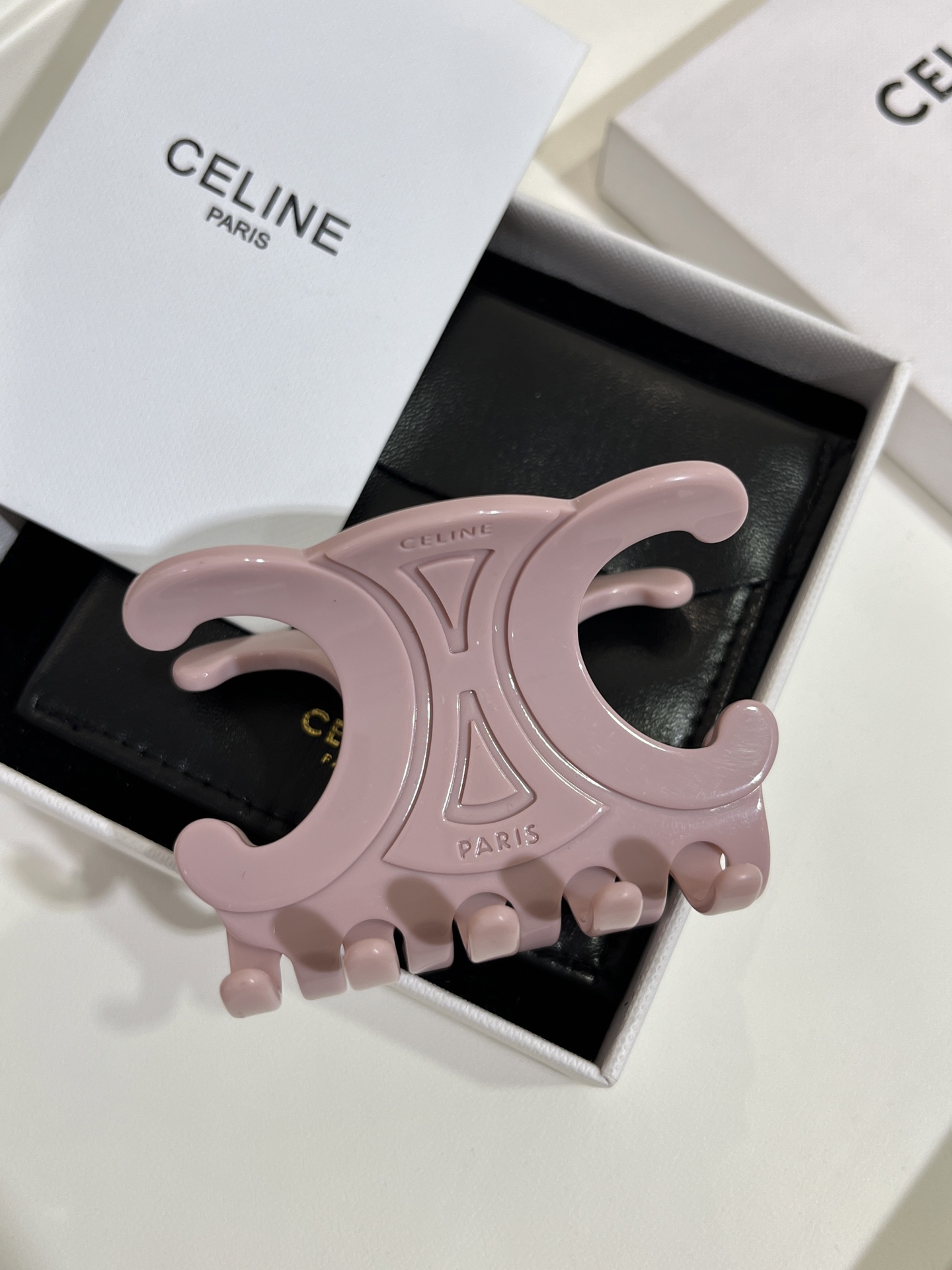 NO:633119,Grab clip single 88180. Arrive today. New pink large Arc de Triomphe hairpin shark clip. The light cherry blossom pink is gentle and fashionable. It is really beautiful. Just clip it casually and it is very elegant. You will have a fluffy and high skull immediately. It is easy and simple to use. It is a daily must-have for white and rich beauties all year round. Hairpins, Cartier high-end jewelry19860909抓夹单个88180.今日到货 新款粉色大号凯旋门发夹鲨鱼夹 淡淡的樱花粉温柔又洋气真的太美了 随意一夹很气质 立马拥有蓬松高颅顶 上手方便简单 白富美们一年四季日常必备,,hairpins,卡迪亚高端饰品,Jewelry