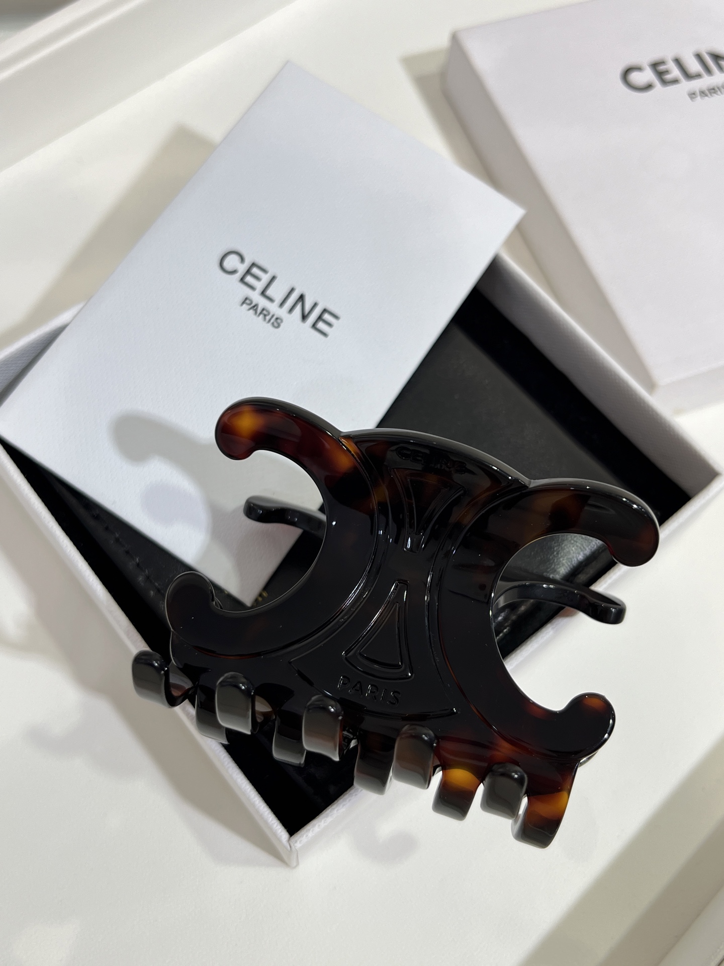 NO:633116,The single gripper clip is 88180. It arrived today. The new tortoiseshell color large Arc de Triomphe hairpin shark clip. The honey amber color has a low-key and gentle literary atmosphere. It is very elegant when you clip it casually. You will have a fluffy and high crown immediately. It is easy and simple to use. It is a daily must-have for fair and rich beauties all year round. Hairpins, Cartier high-end jewelry19860909抓夹单个88180,今日到货 新款玳瑁色大号凯旋门发夹鲨鱼夹 蜜糖琥珀色有种低调温柔的文艺气息 随意一夹很气质 立马拥有蓬松高颅顶 上手方便简单 白富美们一年四季日常必备,,hairpins,卡迪亚高端饰品,Jewelry