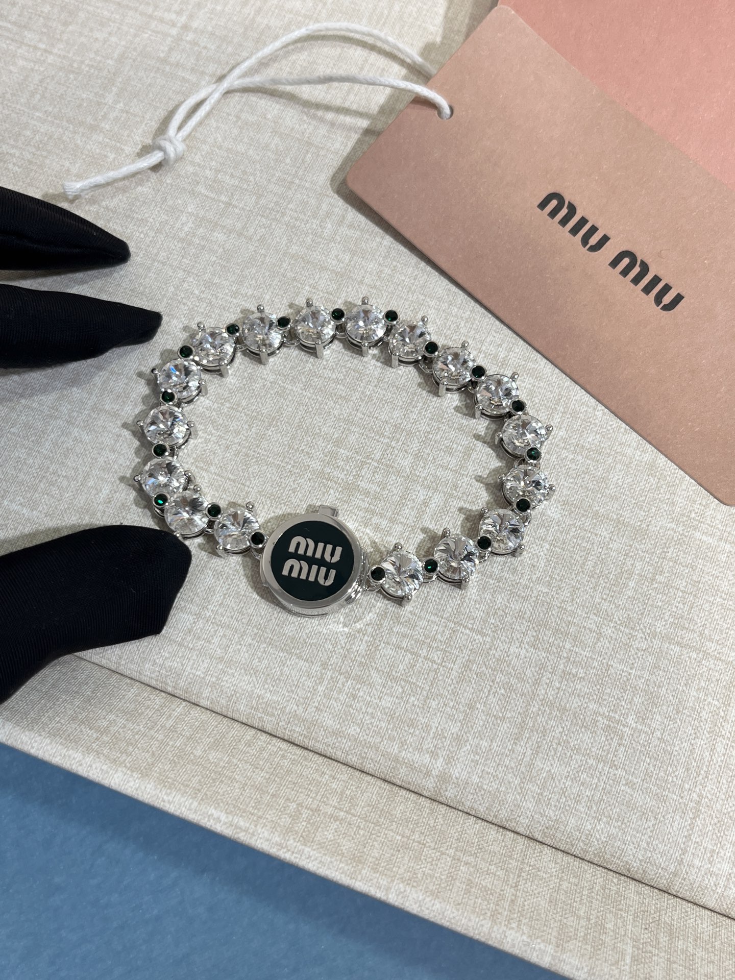 NO:633121,88270. Today's new dark green bracelet, 25 spring and summer new dark green enamel letter button crystal bracelet, Swarovski crystal is flashing, recommended to buy. The big diamond is dotted with small green diamonds in the middle. It is very fairy-like. You really get what you pay for. You will be amazed when you get the real thing. Swarovski diamonds are made of brass like YB. Enamel craftsmanship, bracelet, Cartier high-end jewelry1986090988270.今日新品墨绿色 手链 25年春夏新款墨绿色珐琅字母纽扣水晶手链 施华洛水晶闪爆了,推荐入手 大钻中间点缀绿色小钻 非常的仙气 真的一分钱一分货 拿到实物会被惊艳到 yb一样黄铜材质施华洛钻 珐琅工艺,,bracelet,卡迪亚高端饰品,Jewelry