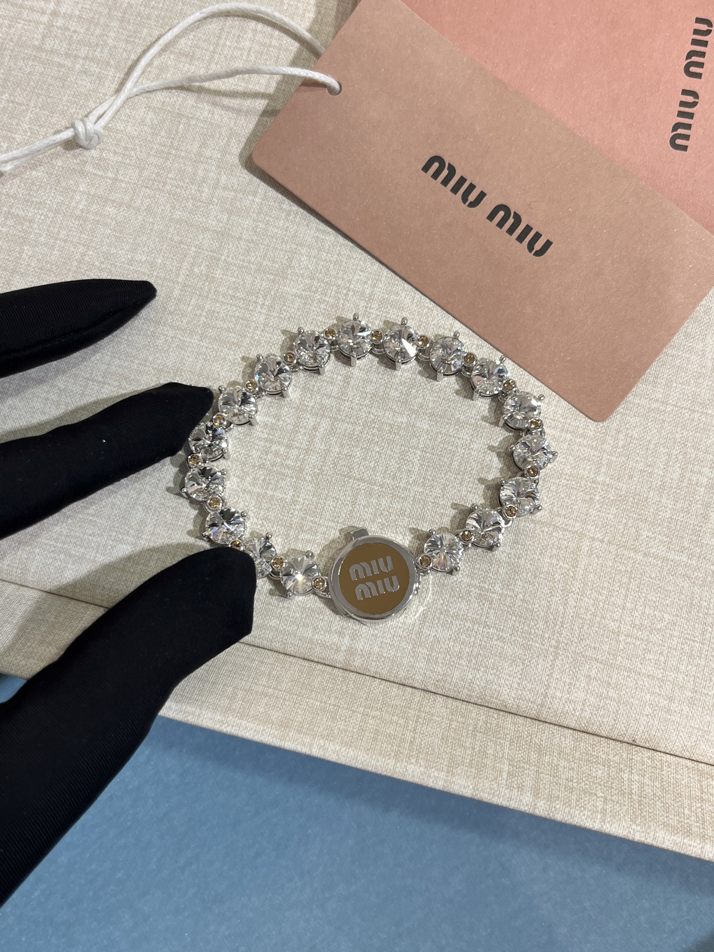 NO:633115,88270, today's new caramel color bracelet, 25 spring and summer new caramel color enamel letter button crystal bracelet, Swarovski crystal is sparkling, recommended to buy. The big diamonds are dotted with small brown diamonds in the middle. It shows a gentle temperament. You really get what you pay for. You will be amazed when you get the real thing. Swarovski diamonds are made of the same brass as yb. Enamel craftsmanship, bracelet, Cartier high-end jewelry1986090988270,今日新品焦糖色 手链 25年春夏新款焦糖色珐琅字母纽扣水晶手链 施华洛水晶闪爆了,推荐入手 大钻中间点缀棕色小钻 很显温柔气质 真的一分钱一分货 拿到实物会被惊艳到 yb一样黄铜材质施华洛钻 珐琅工艺,,bracelet,卡迪亚高端饰品,Jewelry