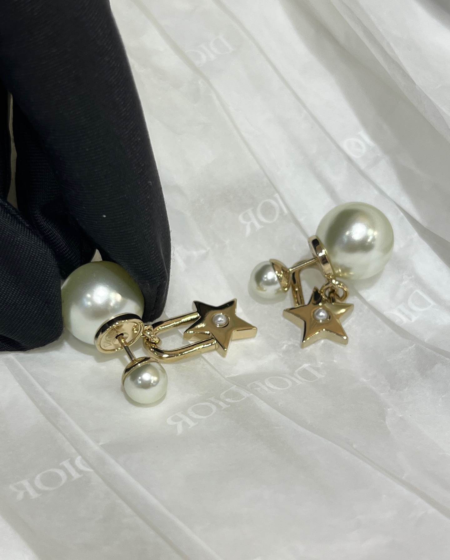 NO:633290,Today's new top version 88170 25 years new gold star lock pearl double ball earrings. The shape of the five-pointed star lock is so unique, very cute and cute. The girl's heart is elegant and elegant. The upper body is super exquisite. The same brass material as yb, earrings, Cartier high-end jewelry19860909今日新品顶级版本88170 25年新款金色星星锁头珍珠双球耳环 五角星锁头造型太别致啦很乖很可爱 少女心贵气感并存佩戴上身超级精致 yb一样黄铜材质,,earrings,卡迪亚高端饰品,Jewelry