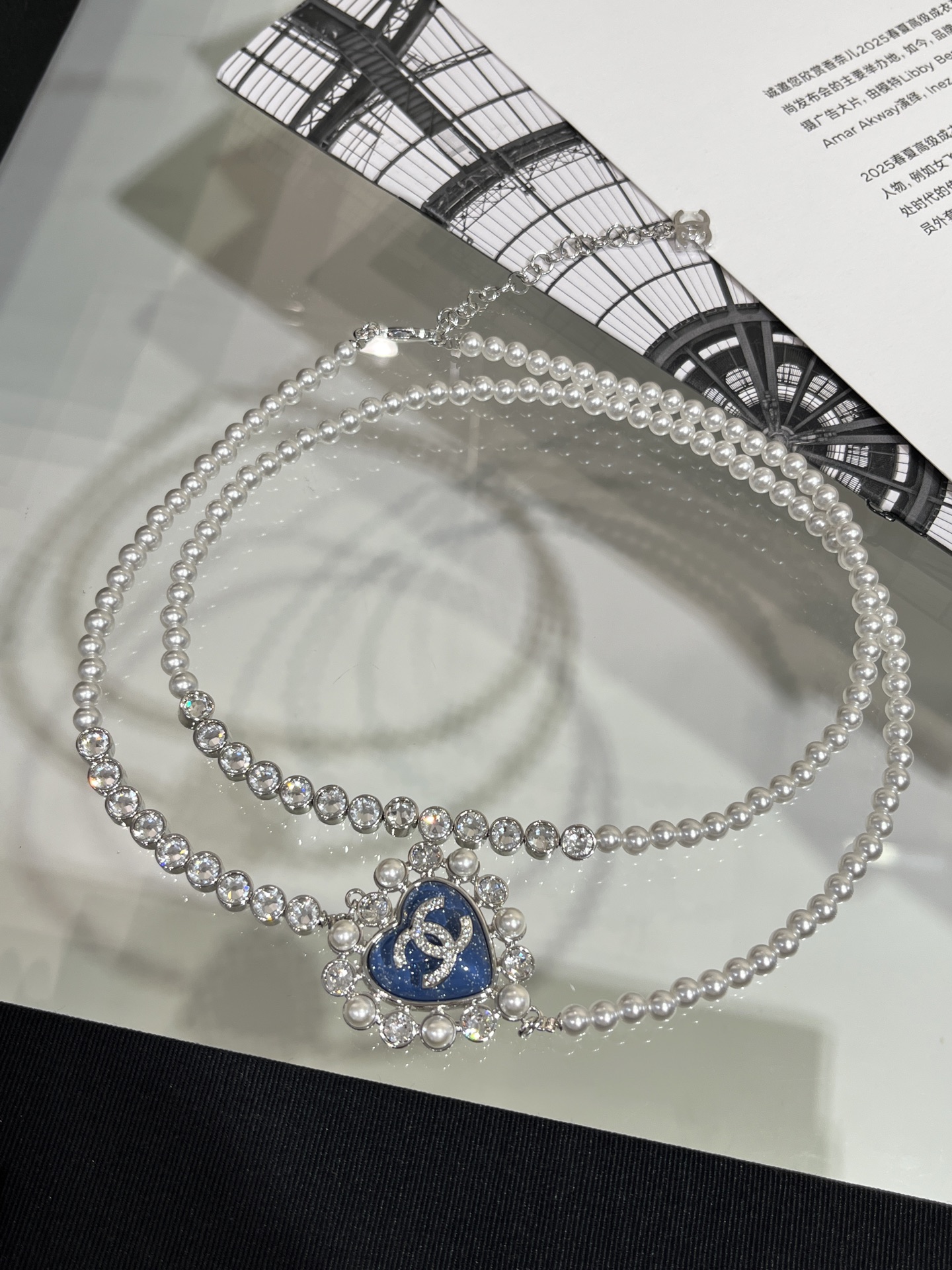 NO:633295,Today's new product top version 88350 25 new blue love silver full diamond double C pearl sweater chain. There are sequins in the resin. It looks sparkling and watery. The pearl sweater chain is a great addition for daily matching. It is very noble. It is made of the same brass material as yb. Swarovski diamonds. Customized crystal. High-end resin, sweaters, Cardia high-end jewelry.19860909今日新品顶级版本88350 25新款蓝色爱心银色满钻双C珍珠毛衣链 树脂里面有亮片 显得波光粼粼很水灵 珍珠毛衣链日常搭配太加分了 很显贵气 yb一样黄铜材质 施华洛钻 定制水晶 高级树脂,,sweaters,卡迪亚高端饰品,Jewelry