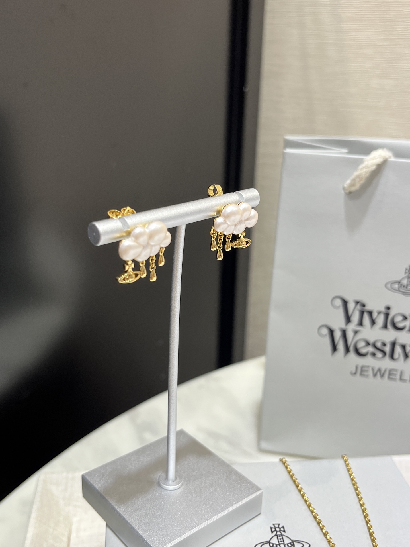 NO:633395,88180 Today’s new product purchase yb earrings Queen Mother Pearl Cloud Golden Small Saturn Pendant Earrings Three-dimensional Pearl Small Clouds Water Drops Saturn Small Tassels Seasonal Limited Cloudy with Rain Super Cute Sweet and waxy, so cute and girly Z consistent brass material Customized pearls Popular models Vivienne Westwood, earrings, Cardia high-end jewelry1986090988180今日新品购入yb 耳环 西太后珍珠云朵金色小土星吊坠耳环 立体珍珠小云朵水滴土星小流苏 季节限定多云带雨超级可爱 甜甜糯糯的简直萌翻啦 少女感十足 z一致黄铜材质 定制珍珠 爆款 VivienneWestwood,,earrings,卡迪亚高端饰品,Jewelry