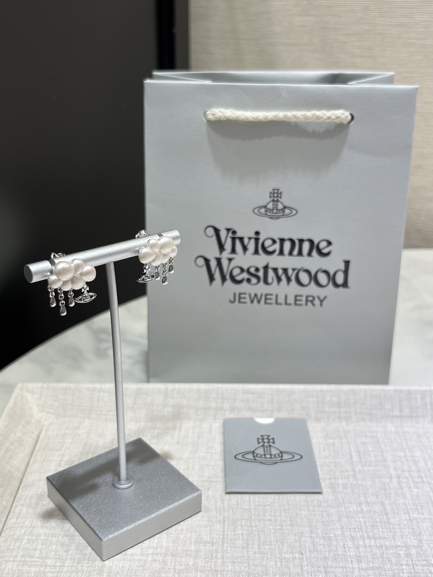 NO:633393,88180. Today's new purchase yb earrings Queen Mother Pearl Cloud Silver Small Saturn Pendant Earrings Three-dimensional Pearl Small Cloud Water Drops Saturn Small Tassel Seasonal Limited Cloudy with Rain Super Cute Sweet and waxy, so cute and girly Z consistent brass material Customized pearls Popular models Vivienne Westwood, earrings, Cardia high-end jewelry1986090988180.今日新品购入yb 耳环 西太后珍珠云朵银色小土星吊坠耳环 立体珍珠小云朵水滴土星小流苏 季节限定多云带雨超级可爱 甜甜糯糯的简直萌翻啦 少女感十足 z一致黄铜材质 定制珍珠 爆款 VivienneWestwood,,earrings,卡迪亚高端饰品,Jewelry