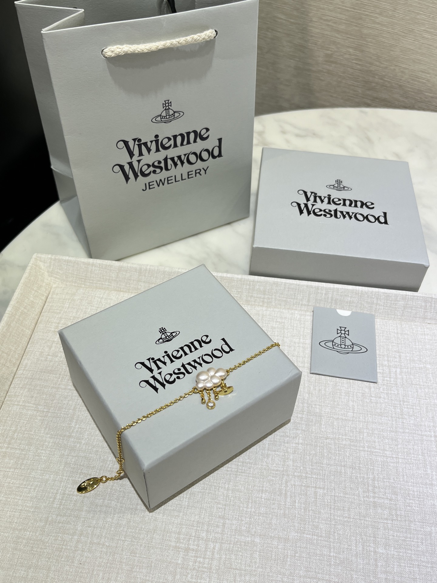 NO:633399,88180, today’s new product purchase yb bracelet Queen Mother Pearl Cloud Golden Small Saturn Pendant Bracelet Three-dimensional Pearl Cloud Water Droplet Saturn Small Tassel Seasonal Limited Cloudy with Rain Super Cute It’s so good to wear it. It’s very girly and close your eyes. Customized pearls Hot style Vivienne Westwood Bracelet, Bracelet, Cartier high-end jewelry1986090988180,今日新品购入yb 手链 西太后珍珠云朵金色小土星吊坠手链 立体珍珠小云朵水滴土星小流苏 季节限定多云带雨超级可爱 佩戴上手太乖啦 少女感十足闭眼入 z一致黄铜材质 定制珍珠 爆款 VivienneWestwood手链,,bracelet,卡迪亚高端饰品,Jewelry