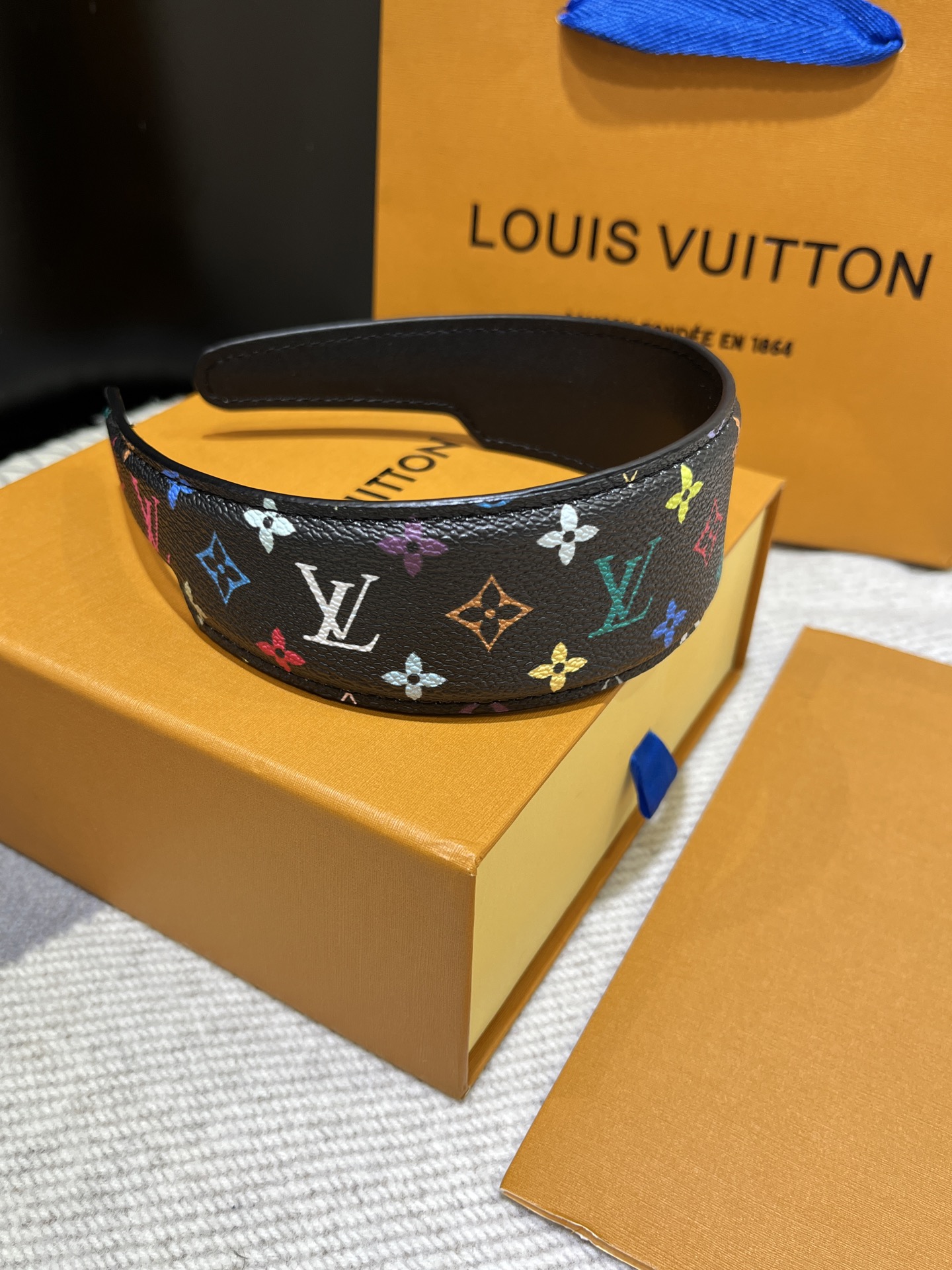 NO:633933,Headband single 88200 three colors arrived today LV 25 years new presbyopic leather wide version headband three colors optional white tricolor black tricolor classic presbyopic wide design wear the upper body to make the top of the head look taller and have more hair, Louis Vuitton, Cartier high-end jewelry19860909发箍单个88200 今日到货三色 LV 25年新款老花皮质宽版发箍 三色可选白三彩 黑三彩 经典老花 宽版设计 佩戴上身立显高颅顶发量多,,louis vuitton,卡迪亚高端饰品,Jewelry