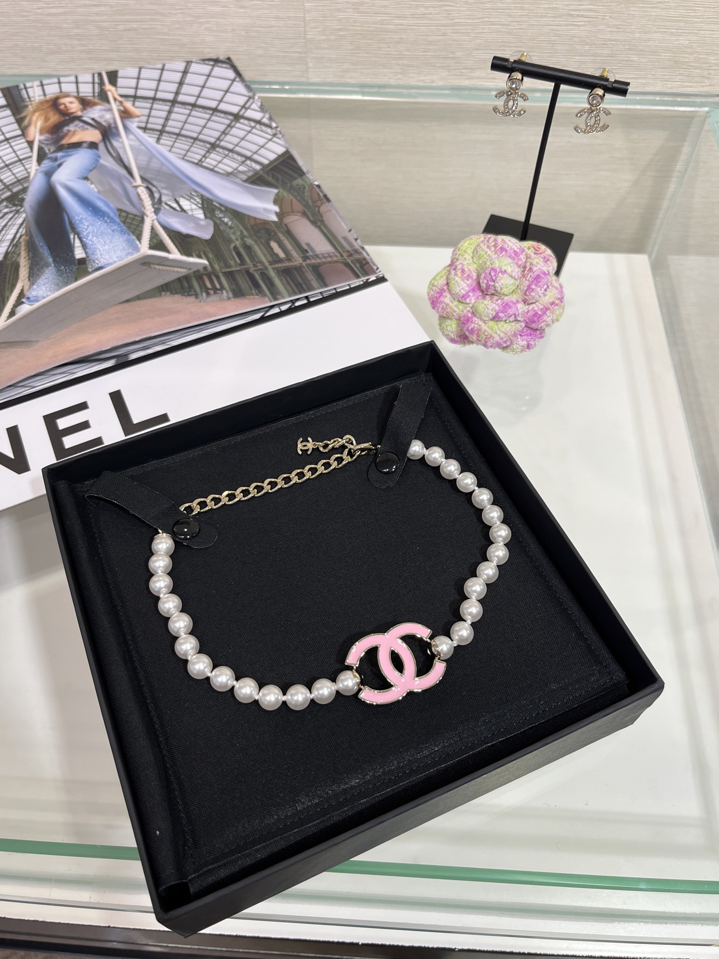 NO:634603,88230, the top version of today's new products 25 new pink enamel double C pearl necklace choker. The pink enamel double C with gold edge has a vintage texture. It looks great when worn on the upper body and can be matched with all seasons. It is made of the same brass material as yb. Enamel craftsmanship. Customized pearls, necklace, Cartier high-end jewelry.1986090988230,今日新品顶级版本 25新款粉色珐琅双C珍珠项链choker 粉色珐琅金边双C很有vintage质感 佩戴上身巨好看一年四季百搭高级 yb一样黄铜材质 珐琅工艺 定制珍珠,,necklace,卡迪亚高端饰品,Jewelry