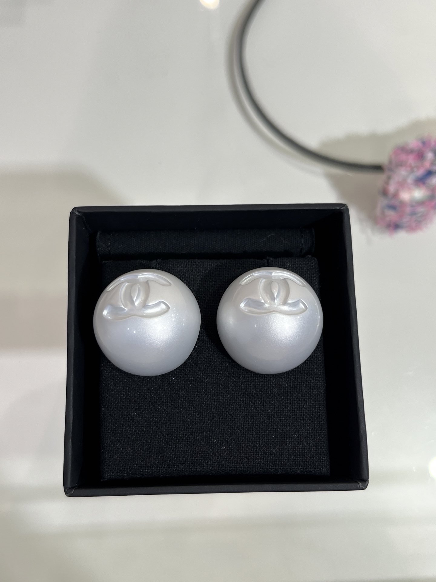 NO:634365,88180 Medium size in stock Arrive today and buy yb medium size 25C new double C pearl round button earrings medium size The plump and round single pearl has a concave and convex design on the back, just enough to modify the earlobe, so comfortable to wear. The diameter is 2.2cm, it is very elegant and eye-catching when worn on the upper body. Exclusively purchased from yb custom made. The same resin material, clear lettering, Cardia high-end jewelry1986090988180中号现货 今日到货购入yb 中号 25C新款双C珍珠圆形纽扣耳钉中号 饱满圆润的单颗珍珠背后做了凹凸设计 刚好可以修饰耳垂佩戴感舒服到飞起 直径2.2cm佩戴上身很有气质又吸睛 独家购入yb定制 一样树脂材质 刻字清晰,,卡迪亚高端饰品,Jewelry