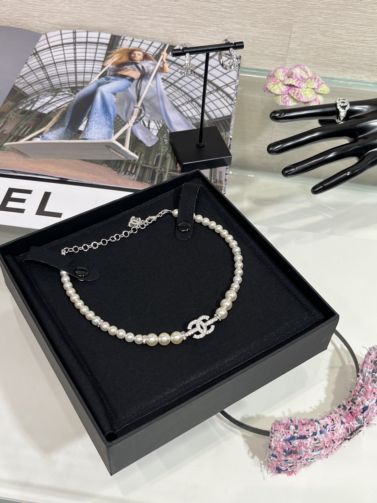 NO:634033,88200. Swarovski crystal arrived today. 25s new silver full diamond double C pearl necklace choker full diamond double C pearl chain. Super suitable for daily wear. This season’s worth buying series will never go out of style no matter how long it takes. The same brass material as yb. Customized pearls. Swarovski diamonds, necklace, Cartier high-end jewelry.1986090988200.今日到货施华洛水晶 25s新款银色满钻双C珍珠项链choker 满钻双C珍珠链条 超级适合日常佩戴 本季值得入手系列无论过多久都不过时 yb一样黄铜材质 定制珍珠 施华洛钻,,necklace,卡迪亚高端饰品,Jewelry