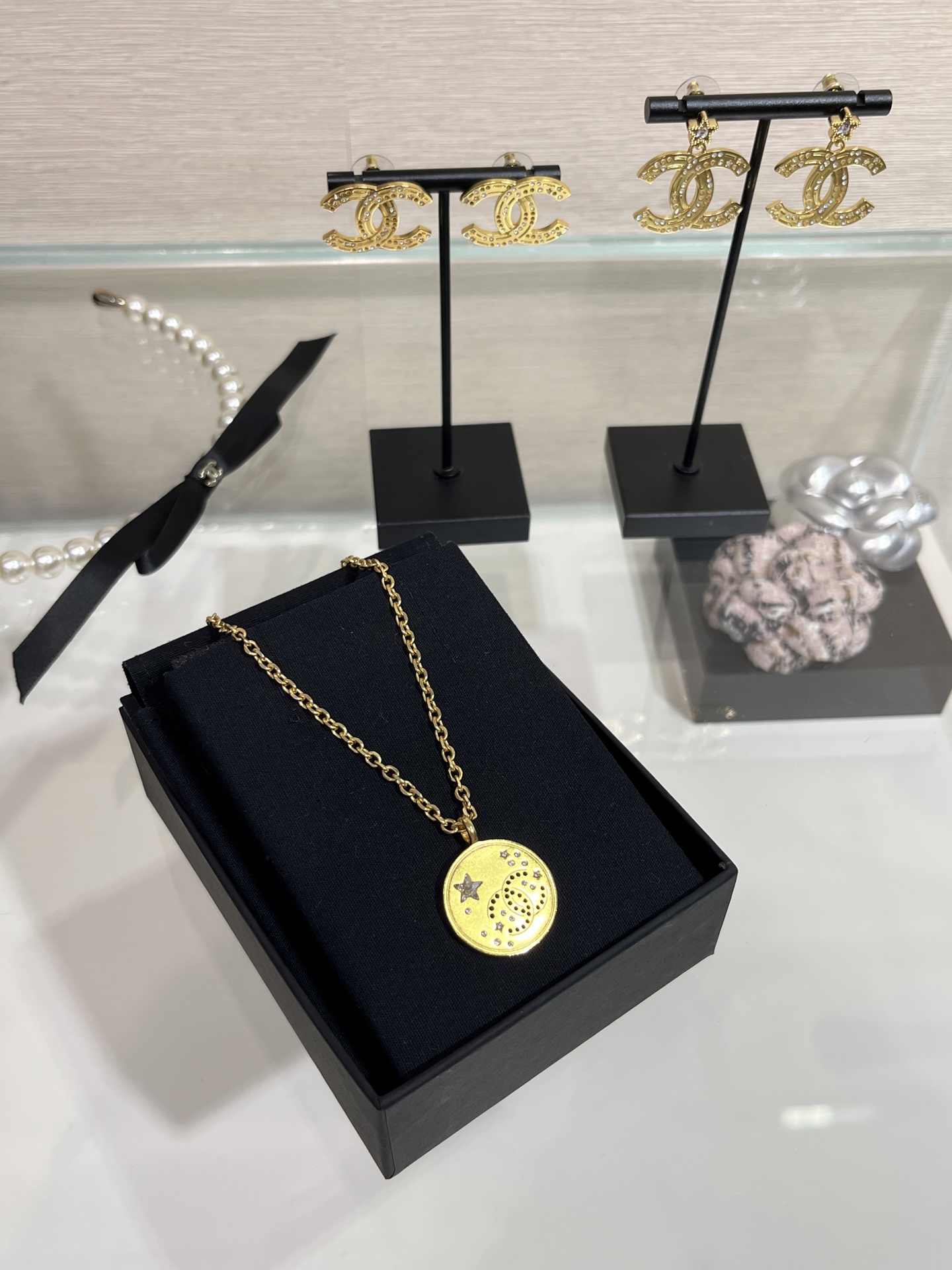 NO:634819,88220, arrived today with adjustable length. 24K new retro gold coin star double C necklace. Vintage atmosphere big gold coin. Jin Cancan likes it so much. Crystal star hollow punched double C details are super exquisite. YB same brass material. Swarovski diamond. Frosted craftsmanship, necklace, Cartier high-end jewelry.1986090988220,今日到货长度可调节 24K新款复古金币星星双C项链 vintage氛围感大金币金灿灿太喜欢了 水晶星星镂空打孔双C细节超级精致 yb一样黄铜材质 施华洛钻 磨砂工艺,,necklace,卡迪亚高端饰品,Jewelry