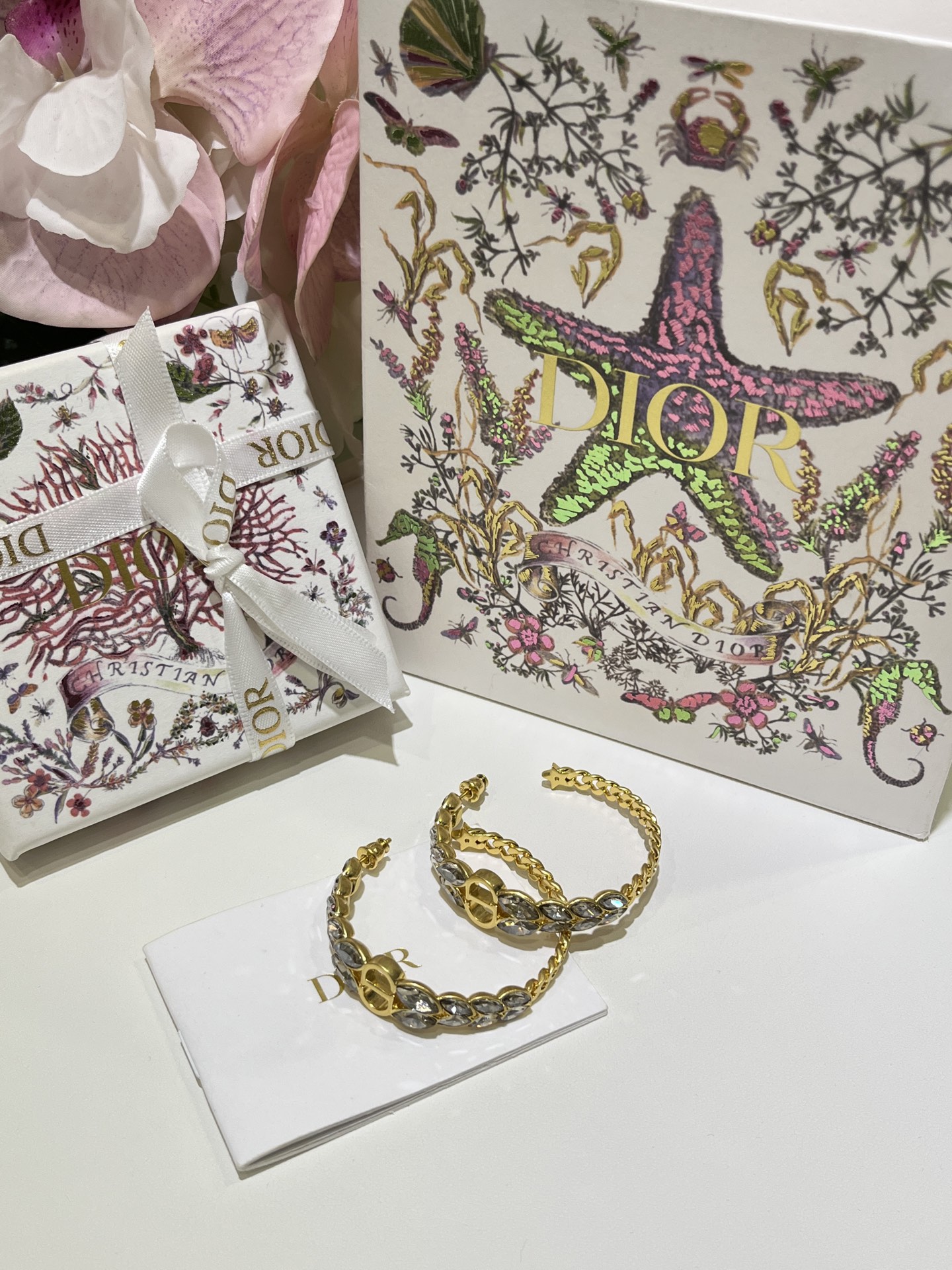 NO:633288,Today's new earrings 88180 25 years new gold CD marquise crystal wheat ears chain hoop earrings. The crystal wheat ears have a classic reappearance. The large earrings make your upper body feel full when worn. They are made of the same brass as yb, earrings, Cartier high-end jewelry.19860909今日新品耳圈88180 25年新款金色CD马眼水晶麦穗链条圈圈耳环 水晶麦穗很有经典重现的感觉 大号耳圈佩戴上身存在感直接拉满 yb一样黄铜材质,,earrings,卡迪亚高端饰品,Jewelry