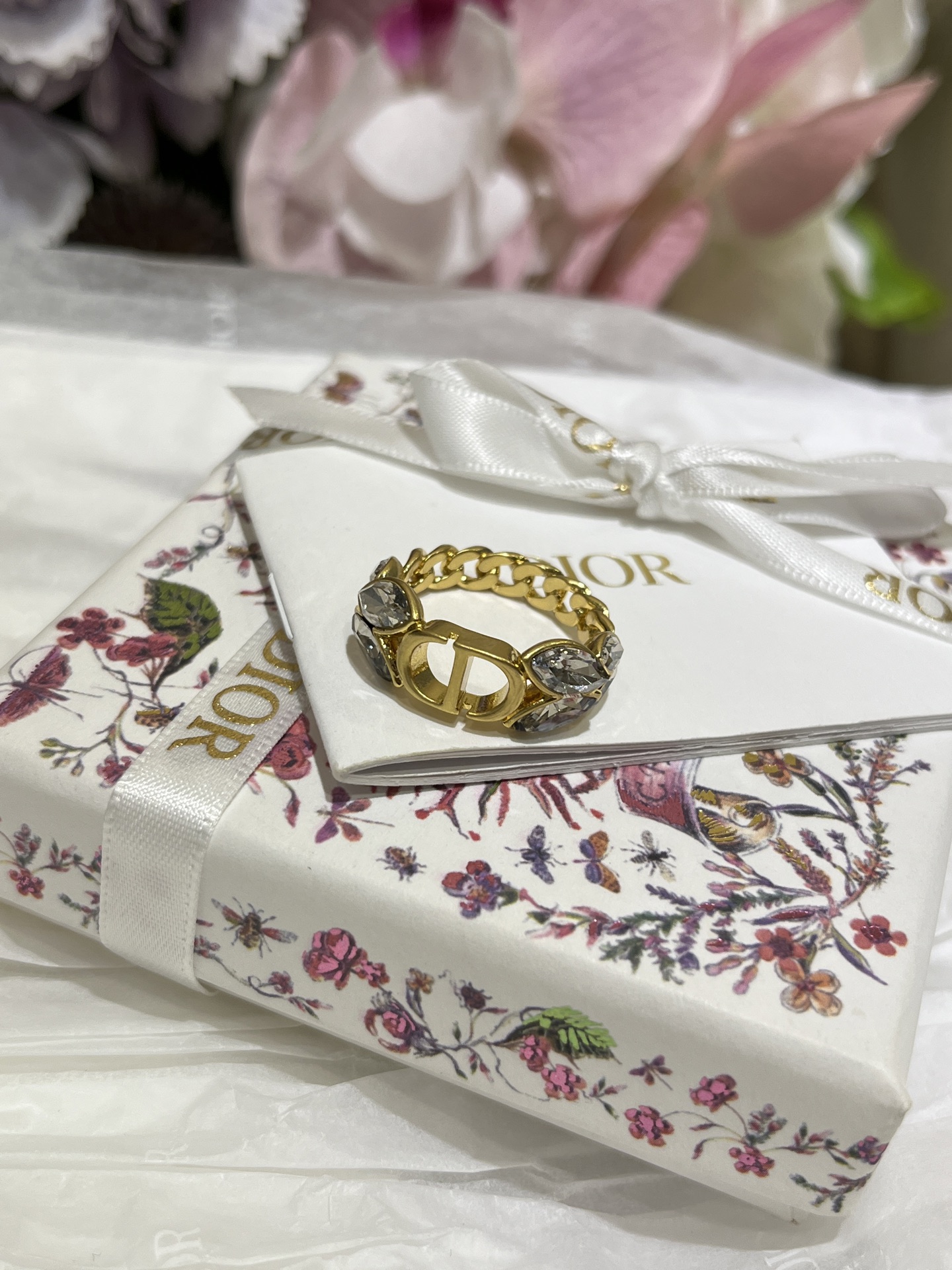 NO:633286,Today's new ring 88150 25 years new retro gold CD crystal wheat ear ring. The crystal wheat ear has a classic reappearance. It is matched with a thick chain ring. It is noble, elegant and fashionable. It is made of the same brass material as yb, ring, and Cartier high-end jewelry.19860909今日新品戒指88150 25年新款复古金色CD水晶麦穗戒指 水晶麦穗很有经典重现的感觉 搭配粗链条戒圈 贵气优雅又很时髦 yb一样黄铜材质,,ring,卡迪亚高端饰品,Jewelry