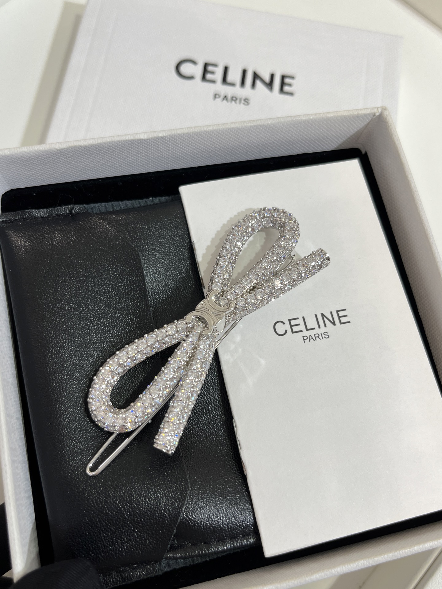 NO:634568,1986090988220.今日到货发夹 25年新款银色凯旋门蝴蝶结水晶发夹一字夹 一整个蝴蝶结镶嵌锆石,工艺很细致 水钻白净透亮闪闪的简直自带滤镜 yb一样黄铜材质镶嵌锆石顶级版本值得拥有,,hairpins,卡迪亚高端饰品,Jewelry