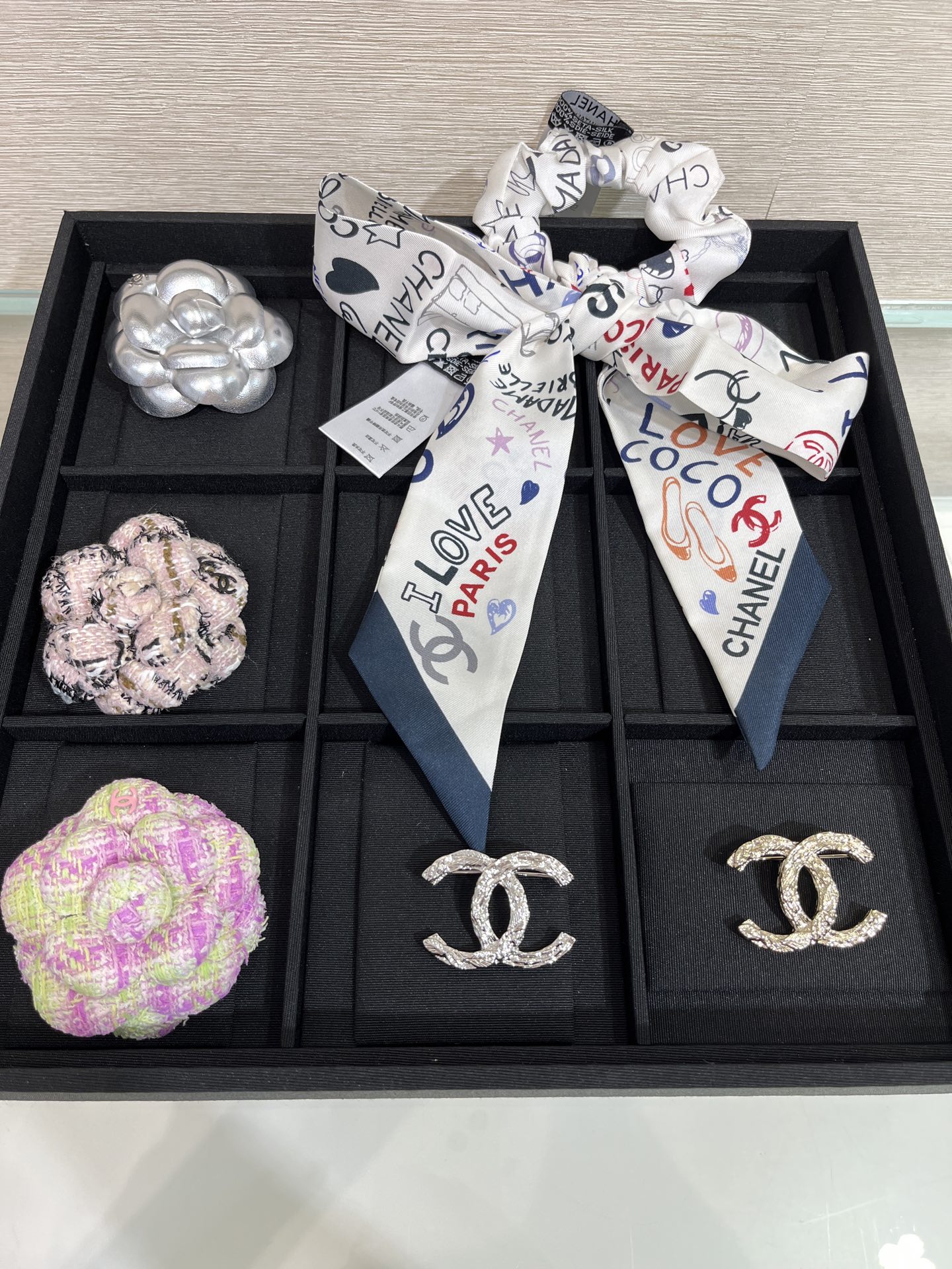 NO:634923,88168, 2-piece silk scarf hair tie set arrived today. 25 new satin ribbon bow Twilly silk scarf hair tie two-piece set. A variety of classic elements and colorful print embellishments. Full of details. Practical and versatile for daily use. Full of vitality and cuteness. The size of the silk scarf is 120x6cm. It can be used as a hair tie. It can be used as a bag to tie your hair. It can be used as a handband or a small bow tie. Mulberry silk, heavy twill material is popular, and Cardia high-end jewelry.1986090988168,今日到货丝巾发圈2件套 25新款缎带蝴蝶结Twilly丝巾发圈两件套 多种经典元素彩色印花点缀 细节满满 日常实用百搭 充满了活力可爱气息 丝巾尺寸120x6cm,可做束发带 绑包包绑头发,当手带,小领结都可以 桑蚕丝,重磅斜纹材质爆款,,卡迪亚高端饰品,Jewelry