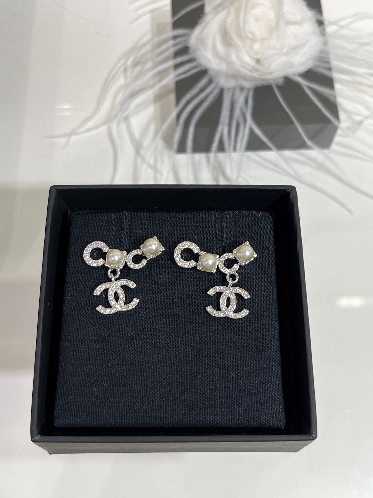 NO:633834,The same style as the show arrived today. 25s new silver coco pearl rhinestone double C pendant earrings. Silver full diamond C and coco letters composed of pearls. The position of the earrings on both sides is designed so thoughtfully. The upper ear just fits the curvature of the ear. The same brass material as yb. Swarovski diamonds. Customized pearls. Earrings with packaging box. Top version, earrings, Cardia high-end jewelry.19860909今日到货秀场同款 25s新款银色coco珍珠水钻双C吊坠耳钉 银色满钻C和珍珠组成的coco字母 两边耳针的位置设计得太贴心了 上耳刚刚好能贴合耳朵弧度 yb一样黄铜材质 施华洛钻 定制珍珠 耳环带包装盒 顶级版本,,earrings,卡迪亚高端饰品,Jewelry