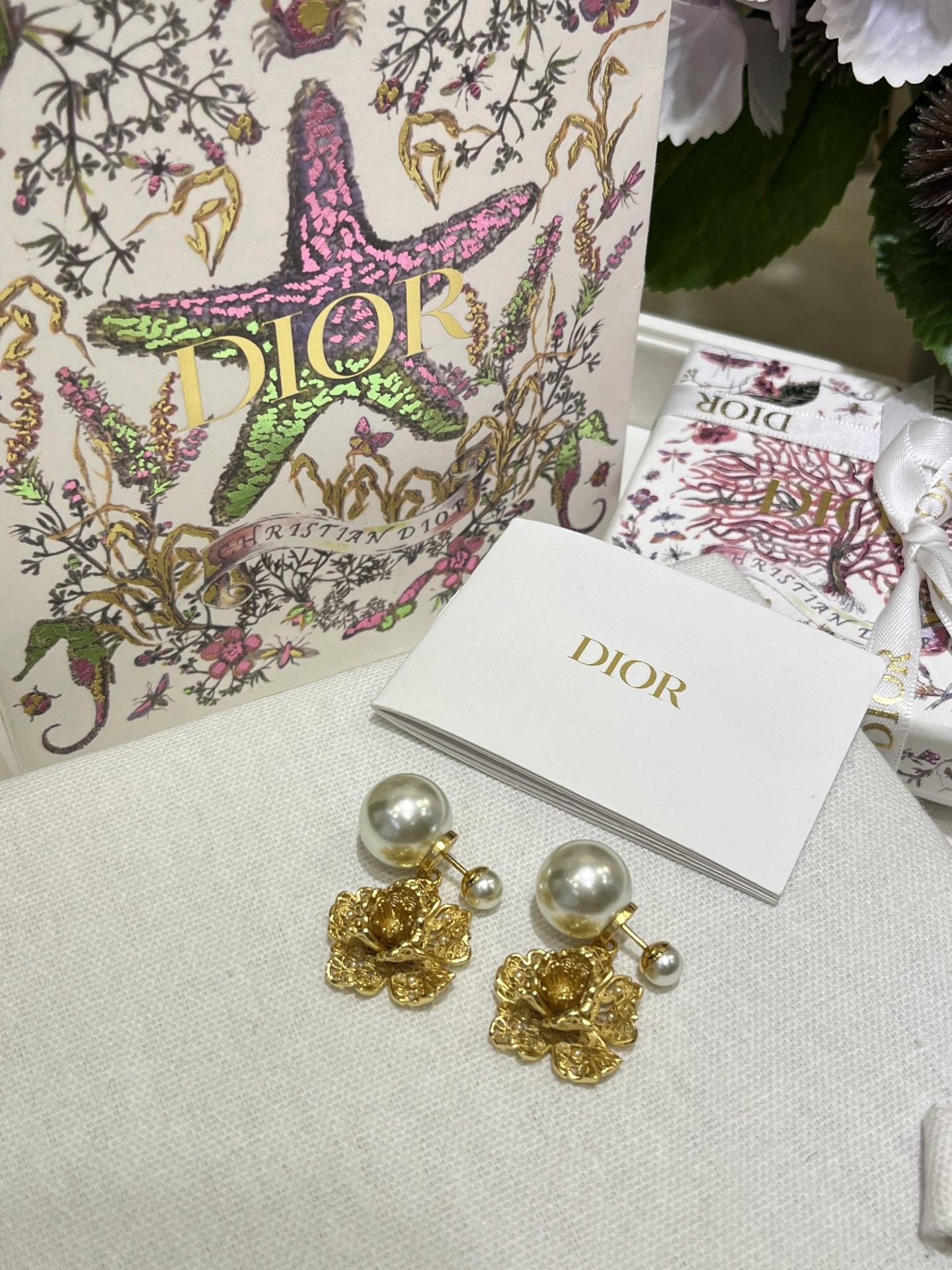 NO:633296,Today's new purchase yb88180 Chen Duling's same style 25 years new golden hollow peony flower pearl double ball earrings. The hollow relief flowers are radiant and beautiful. They are as beautiful as oil paintings. With the pearl double ball elements, when you wear them, you will be a flower of wealth in the world. The same brass material as yb, earrings, Cardia high-end jewelry19860909今日新品购入yb88180 陈都灵同款 25年新款金色镂空牡丹花珍珠双球耳环 镂空浮雕花朵流光溢彩 美得像油画 搭配珍珠双球元素 戴上就是人间富贵花 yb一样黄铜材质,,earrings,卡迪亚高端饰品,Jewelry
