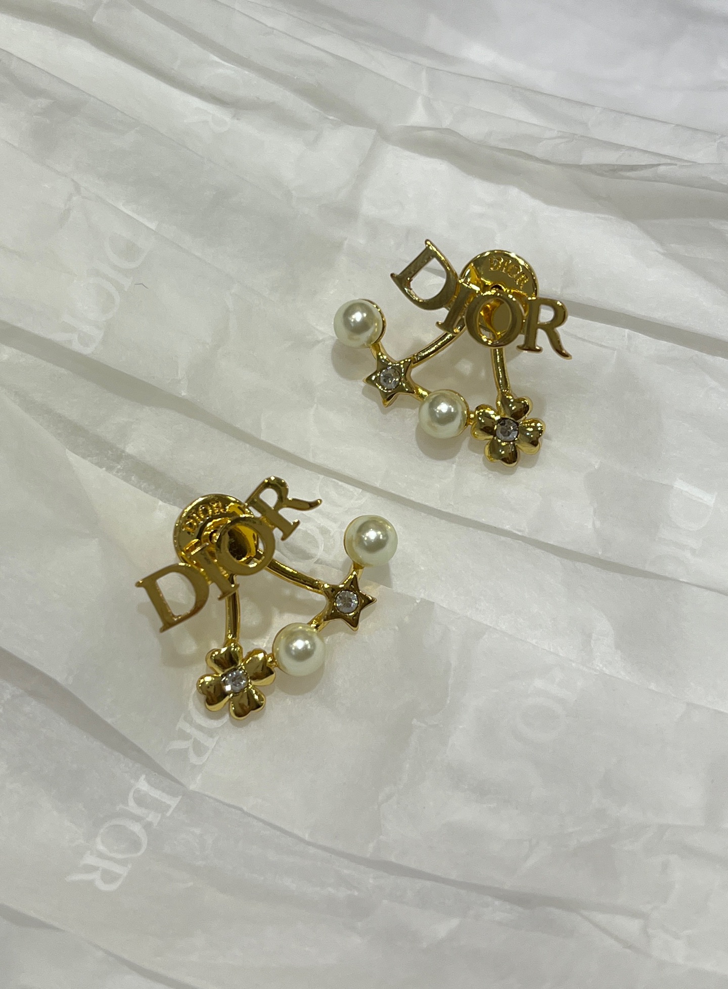 NO:720349,88180, the top version arrived today. 25 years new gold letter star four-leaf clover pearl earrings. Five-pointed star + clover + small pearls. Smart and playful. Wear it on the upper body and just modify the outline of the earlobe. The letter part can also be taken off and worn alone. Made of the same brass as yb. Swarovski silver phantom diamond. Earrings with original box, earrings, Cartier high-end jewelry.1986090988180, 今日到货顶级版本 25年新款金色字母星星四叶草珍珠耳环 五角星+幸运草+小珍珠 灵动又俏皮 佩戴上身 刚好修饰耳垂轮廓 字母部分也可以拿下来单独佩戴 yb一样黄铜材质 施华洛银色魅影钻 耳钉耳环带原盒,,earrings,卡迪亚高端饰品,Jewelry