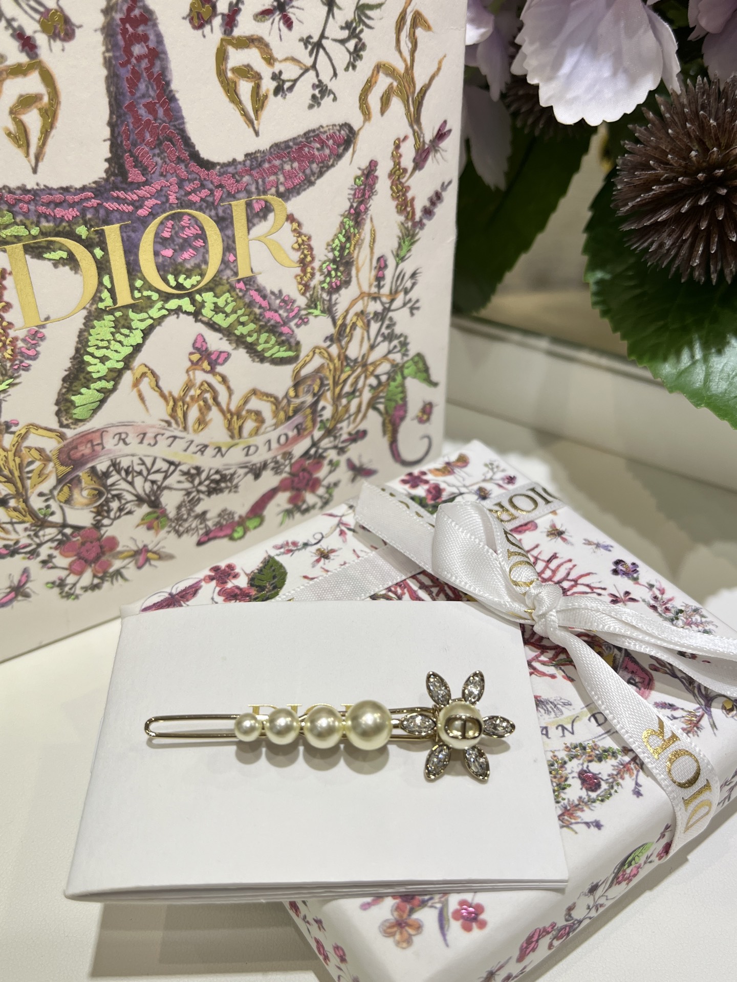 NO:633292,Today's new product hairpin 88170 25 years new golden sunflower CD pearl hairpin one-word hairpin. The petal marquise diamonds are so sparkling, it is the standard for summer. With pearls of gradient sizes, the beauty atmosphere is full. The same brass material as yb. Swarovski diamonds. Customized pearls, hairpins, Cartier high-end jewelry.19860909今日新品发夹88170 25年新款金色太阳花CD珍珠发夹一字夹 花瓣马眼钻也太闪了简直是夏日标配 搭配渐变大小的珍珠 美女氛围感拉满 yb一样黄铜材质 施华洛钻 定制珍珠,,hairpins,卡迪亚高端饰品,Jewelry