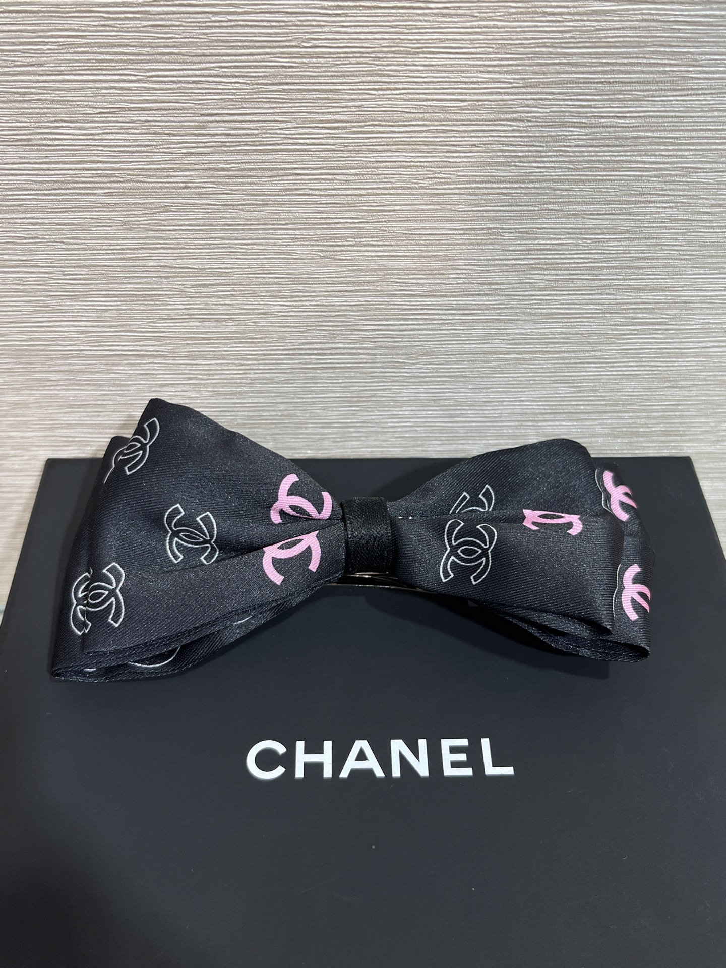 NO:633391,88180. Today’s new hairpins, new pink and black color double C bow hairpin spring clip, double C irregular print black and pink color, very high-end, simple and very elegant, the upper body is super beautiful, daily half-tied hair style embellishes the atmosphere, customized fabrics, hairpins, Cardia high-end accessories1986090988180.今日新品发夹 新款粉黑配色双C蝴蝶结发夹弹簧夹 双C不规则印花黑粉配色 很高级 简单又很有千金气质 上身超好看 日常半扎发造型点缀一下氛围感满满 定制面料,,hairpins,卡迪亚高端饰品,Jewelry