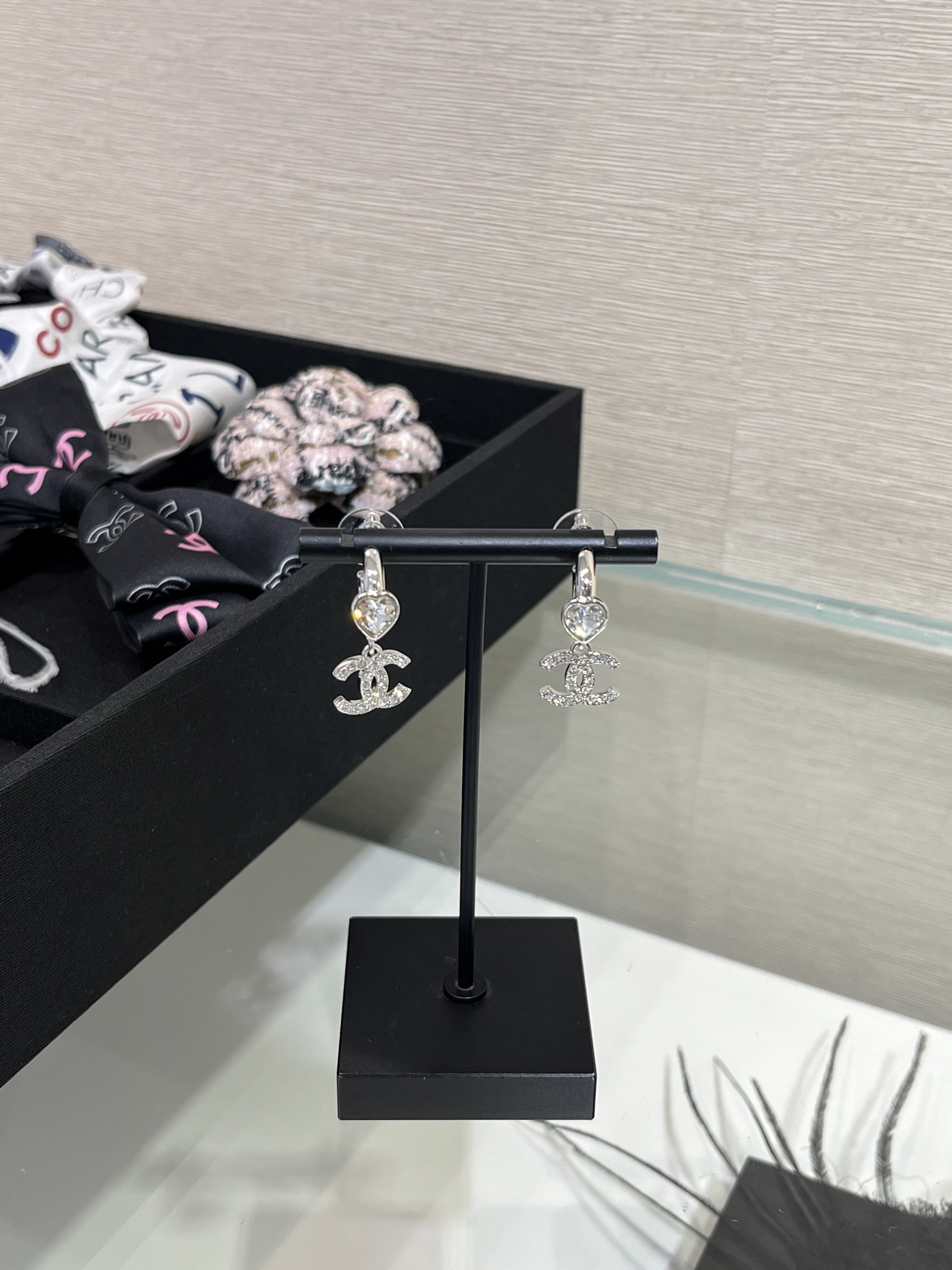 NO:633736,88180 Today's new earrings 25s new full diamond double C love diamond silver stud earrings. The love diamonds are made of Swarovski crystals. The texture is so beautiful. It is simple and cute at first glance. It is perfect for daily commuting and dating. You can make money by buying it. The same brass material as yb. Swarovski rhinestones, earrings, Cartier high-end jewelry1986090988180 今日新品耳环 25s新款满钻双C爱心钻银色耳钉 爱心钻采用施华洛水晶,质感太美啦 一眼心动简简单单又很可爱 日常通勤约会都太合适啦 买到赚到 yb一样黄铜材质 施华洛水钻,,earrings,卡迪亚高端饰品,Jewelry