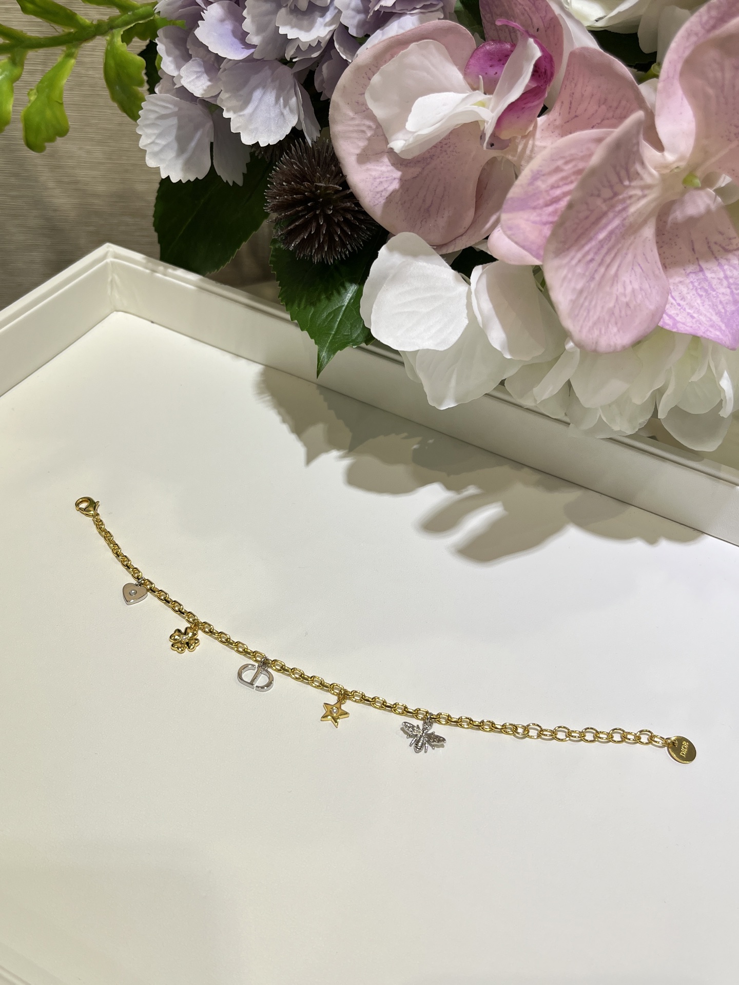 NO:765899,88190, multi-accessory pendant arrived today, 25-year new gold and silver contrast CD star four-leaf clover bracelet, CD letter + love + star + four-leaf clover + little bee, a combination of multiple classic elements, full of fairy spirit♀ zp consistent brass material, official website price,,bracelet,Cardia high-end jewelry1986090988190,今日到货多配件吊坠 25年新款金银撞色CD星星四叶草手链 CD字母+爱心+星星+四叶草+小蜜蜂 多个经典元素的搭配 仙气满满♀ zp一致黄铜材质 官网价格,,bracelet,卡迪亚高端饰品,Jewelry