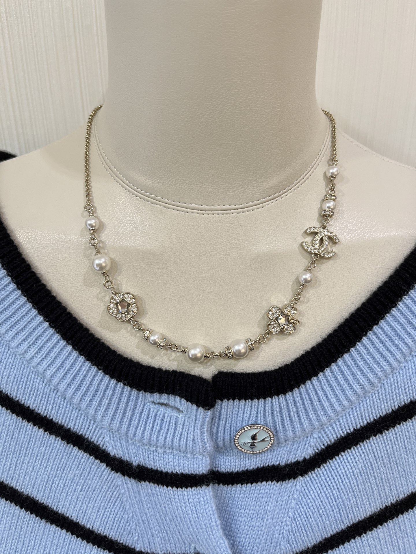 NO:634952,88260, the top version arrived today. 25 new star crystal double c pearl necklace chain choker. Perfume bottle clover crystal cc combination. The pearl chain is very gold-like. The length can be adjusted. The classic design is timeless. YB same brass material Swarovski crystal. Customized pearls, necklace, Cartier high-end jewelry.1986090988260,今日到货顶级版本 25新款星星水晶双c珍珠项链链条choker 香水瓶幸运草水晶cc的组合 搭配珍珠链条非常有千金感 长短可以调节,经典设计不过时 yb一样黄铜材质施华洛水晶 定制珍珠,,necklace,卡迪亚高端饰品,Jewelry