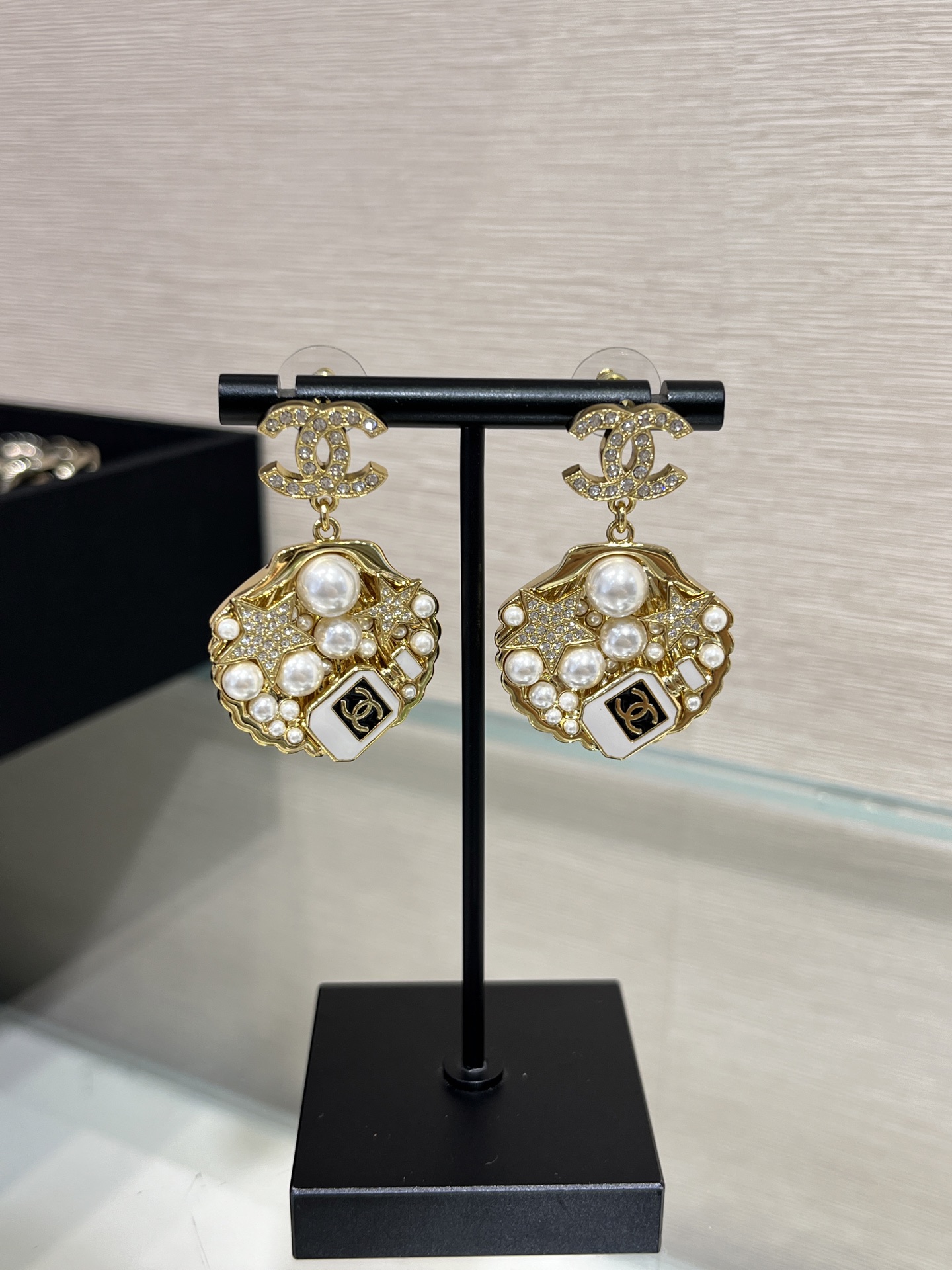 NO:633878,88260, Today's new product is made by heavy industry * 25C ​​new golden shell pearl perfume bottle full of diamonds and stars double C earrings. It is so amazing to get it. I understand why the shipment is so slow. The gorgeous feeling of the pearl crystal on the front and the double C details on the back. I can't help but sigh. It's so beautiful. The ocean style is full of dream. Just like a jewelry box, full of happiness. Brass material like yb. Swarovski crystal. Customized pearls. Enamel craftsmanship. The top version is super heavy industry, Cardia high-end jewelry.1986090988260,今日新品重工打造 * 25C新款金色贝壳珍珠香水瓶满钻星星双C耳钉 拿到手太惊艳了,理解为什么出货那么慢 正面珍珠水晶的华丽感,背面双C细节 忍不住感叹太美了海洋风格梦幻感十足 就像一个珠宝盒 收获满满的幸福 yb一样黄铜材质 施华洛水晶 定制珍珠 珐琅工艺 顶级版本超级重工,,卡迪亚高端饰品,Jewelry