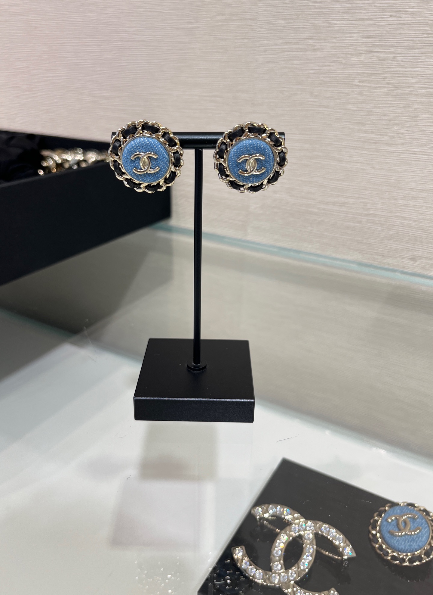 NO:714839,88190, earring styles arrived today * 25 new gold double C leather chain denim denim round earrings, denim blue denim fabric with classic leather chain design, more casual and fashionable for daily life, so versatile, same brass material as yb, custom denim fabric, button earrings, earrings with packaging box, top version, earrings, Cardia high-end jewelry1986090988190,今日到货耳钉款 * 25新款金色双C皮穿链丹宁牛仔圆形耳钉 丹宁蓝色牛仔面料搭配经典皮穿链设计 多了一份休闲时髦日常太百搭了 yb一样黄铜材质 定制牛仔布面料 纽扣耳钉耳环带包装盒 顶级版本,,earrings,卡迪亚高端饰品,Jewelry