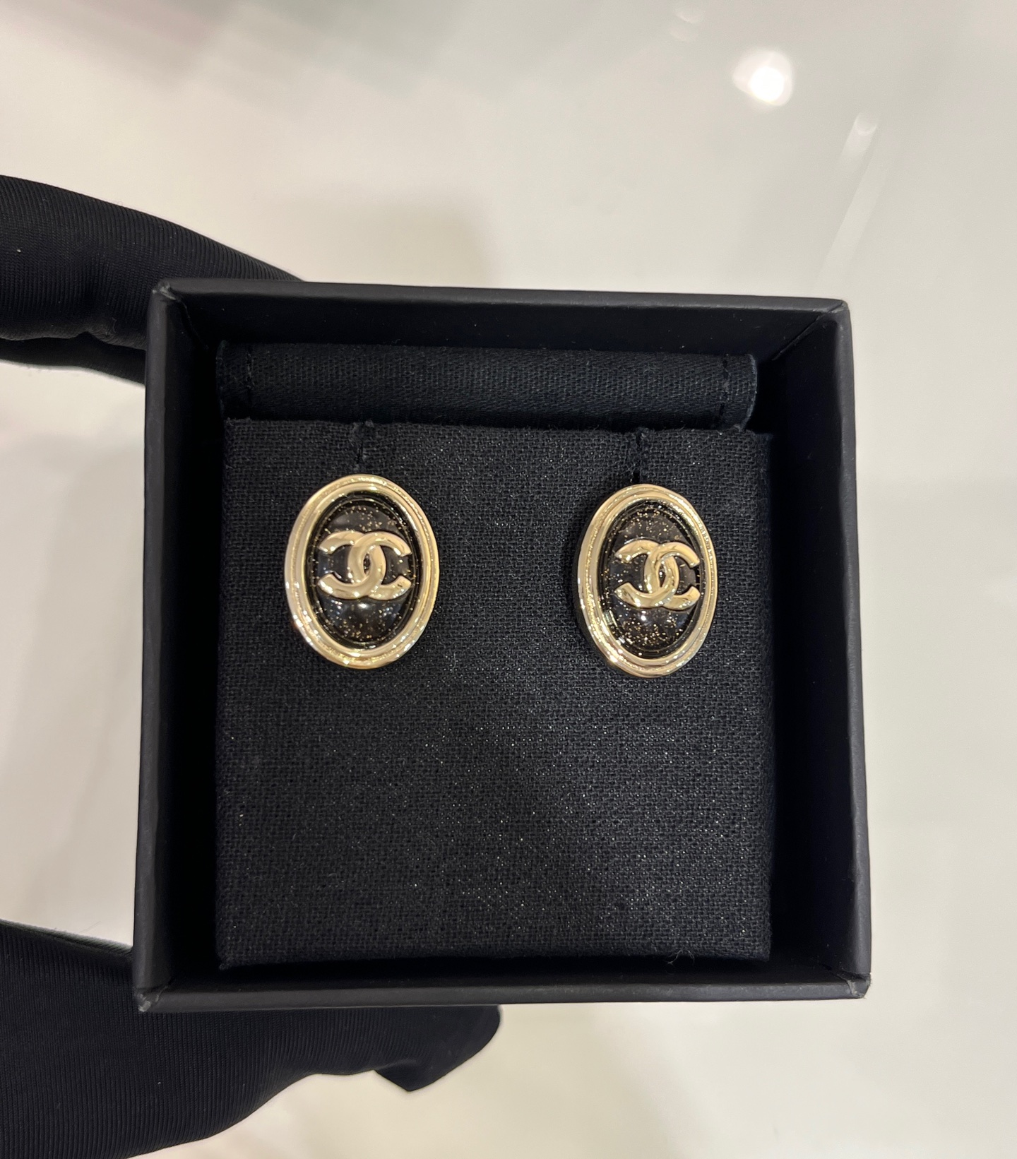 NO:633930,88180, today’s new purchase yb * 25A new black sequin oval button gold double C stud earrings small black resin buttons wrapped with sparkling glitter, like stars in the night sky, high-end and eye-catching, just the right size, not picky about people or outfits, same brass material as yb, enamel craftsmanship, top version, Cardia high-end jewelry1986090988180,今日新品购入yb * 25A新款黑色亮片椭圆纽扣金色双C耳钉 黑色树脂小纽扣包裹着亮晶晶的闪片 像夜空中的星星一般 高级又耐看 恰到好处的大小完全不挑人不挑穿搭 yb一样黄铜材质 珐琅工艺 顶级版本,,卡迪亚高端饰品,Jewelry