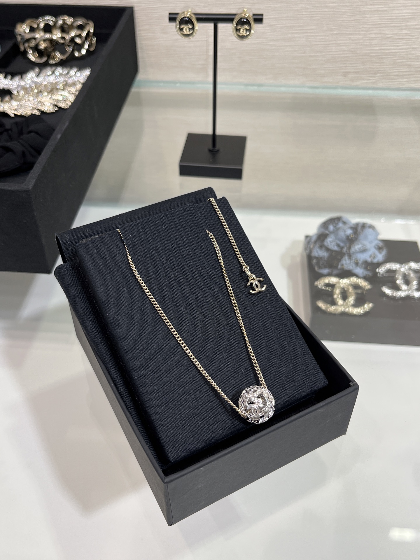 NO:635363,88180, New product purchased today yb * 25A new hollow silver star double C ball light gold necklace Diamond star hollow small ball The details are so exquisite Super easy to wear Looks good with any combination The length can be adjusted The same brass material as yb Customized crystal must-have contrasting design necklace. Top version, necklace, Cartier high-end jewelry1986090988180,今日新品购入yb * 25A新款镂空银色星星双C圆球浅金色项链 镶钻星星镂空小圆球 细节太精致啦 超好佩戴 随意搭都好看 长短可以调节 yb一样黄铜材质 定制水晶爆款必入 撞色设计项链.顶级版本,,necklace,卡迪亚高端饰品,Jewelry